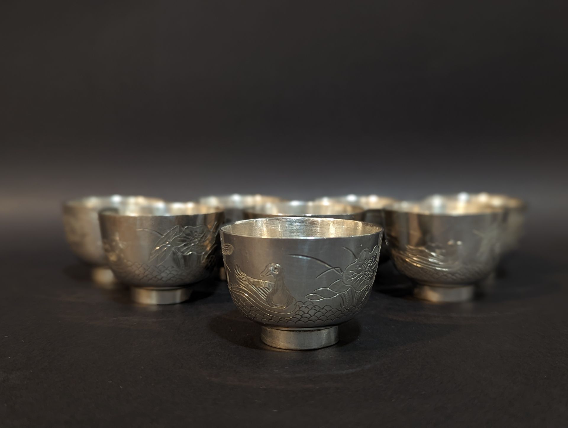 Null 
CHINA. 8 copas de sorbete con decoración de pato y flor de loto, de plata.&hellip;