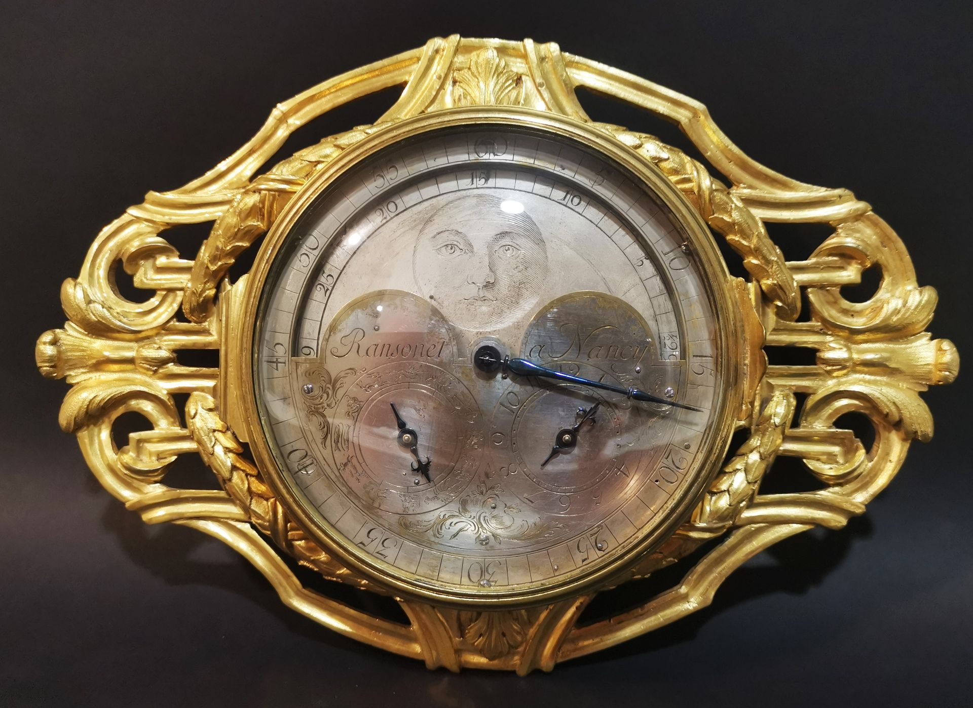 Null 
卡特尔，带月相和占星术机芯，刻有圆形表盘，在南希签有RANSONET字样，装在有花环和树叶装饰的鎏金铜框中。长：30厘米。