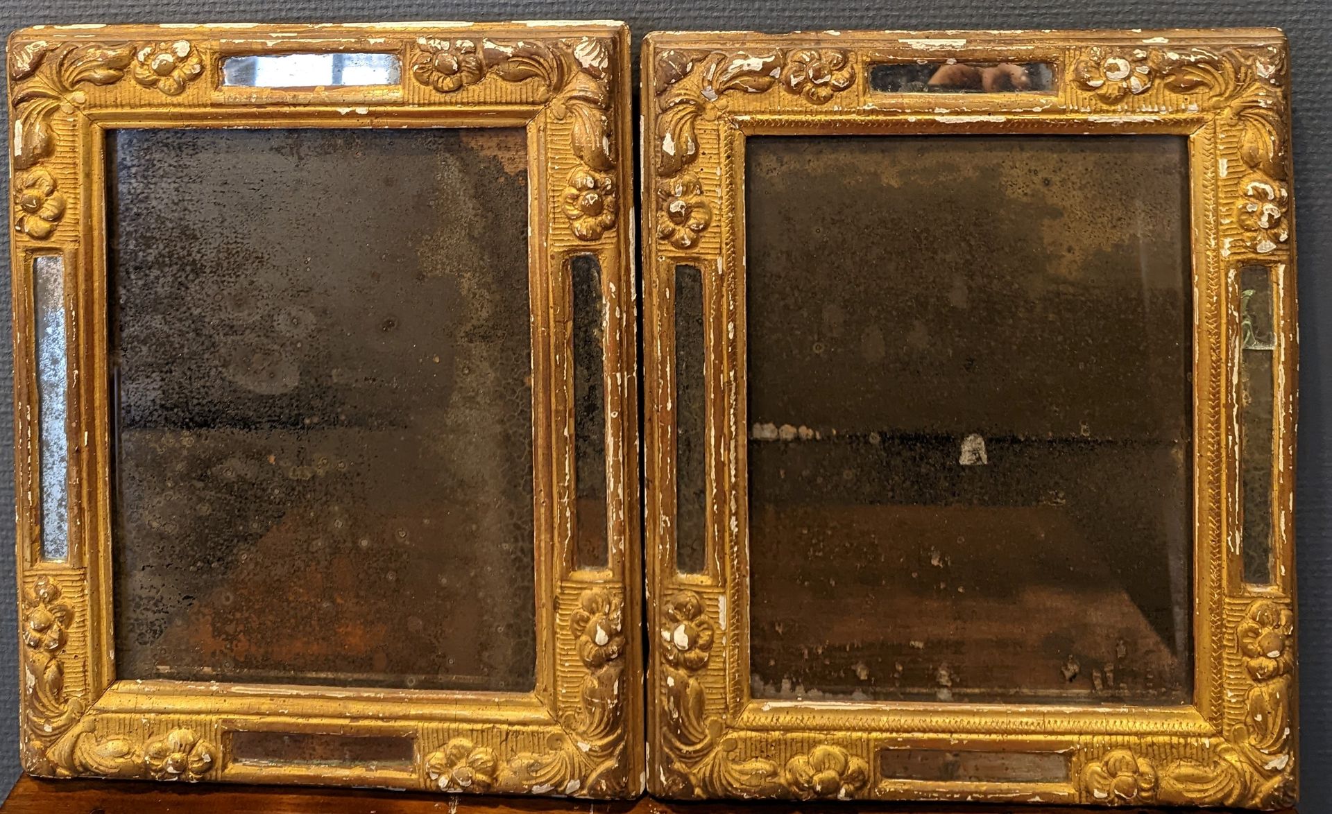 Null ITALIE. Paire de miroirs à pareclose en bois sculpté doré à décor de feuill&hellip;