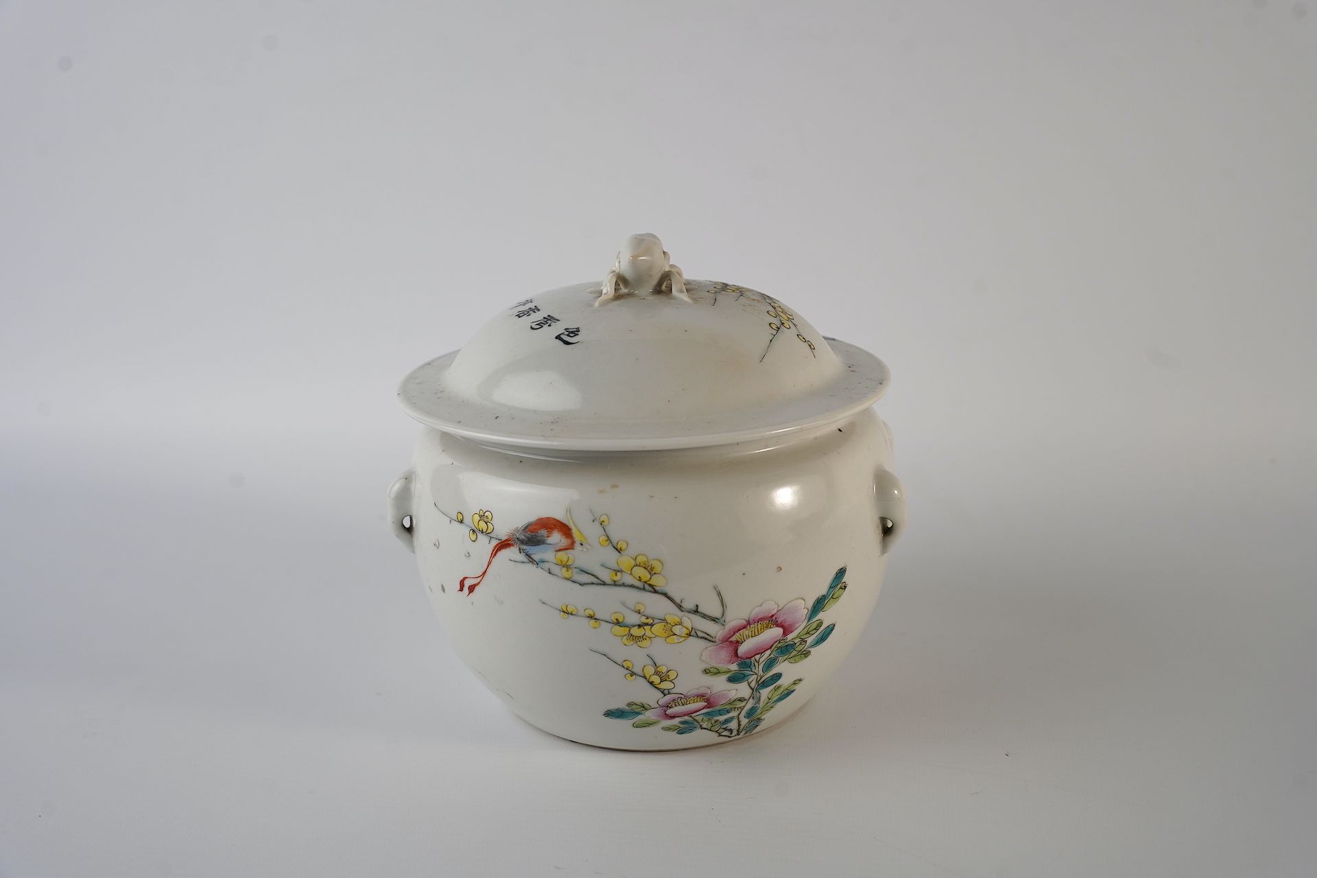 Null CHINE. Pot couvert en porcelaine émaillée et peinte à décor de fleurs et de&hellip;