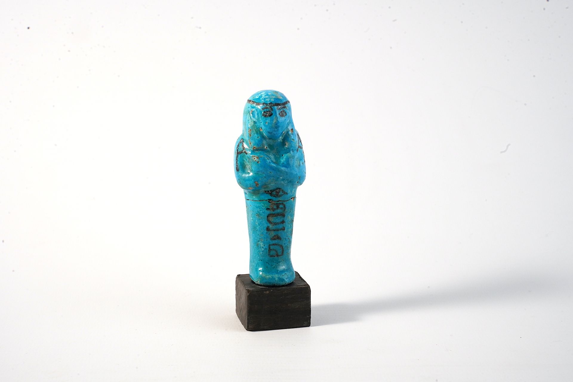 Null OUSCHEBTI en faience émaillée bleu. Il es inscrit sur sa colonne ventrale d&hellip;