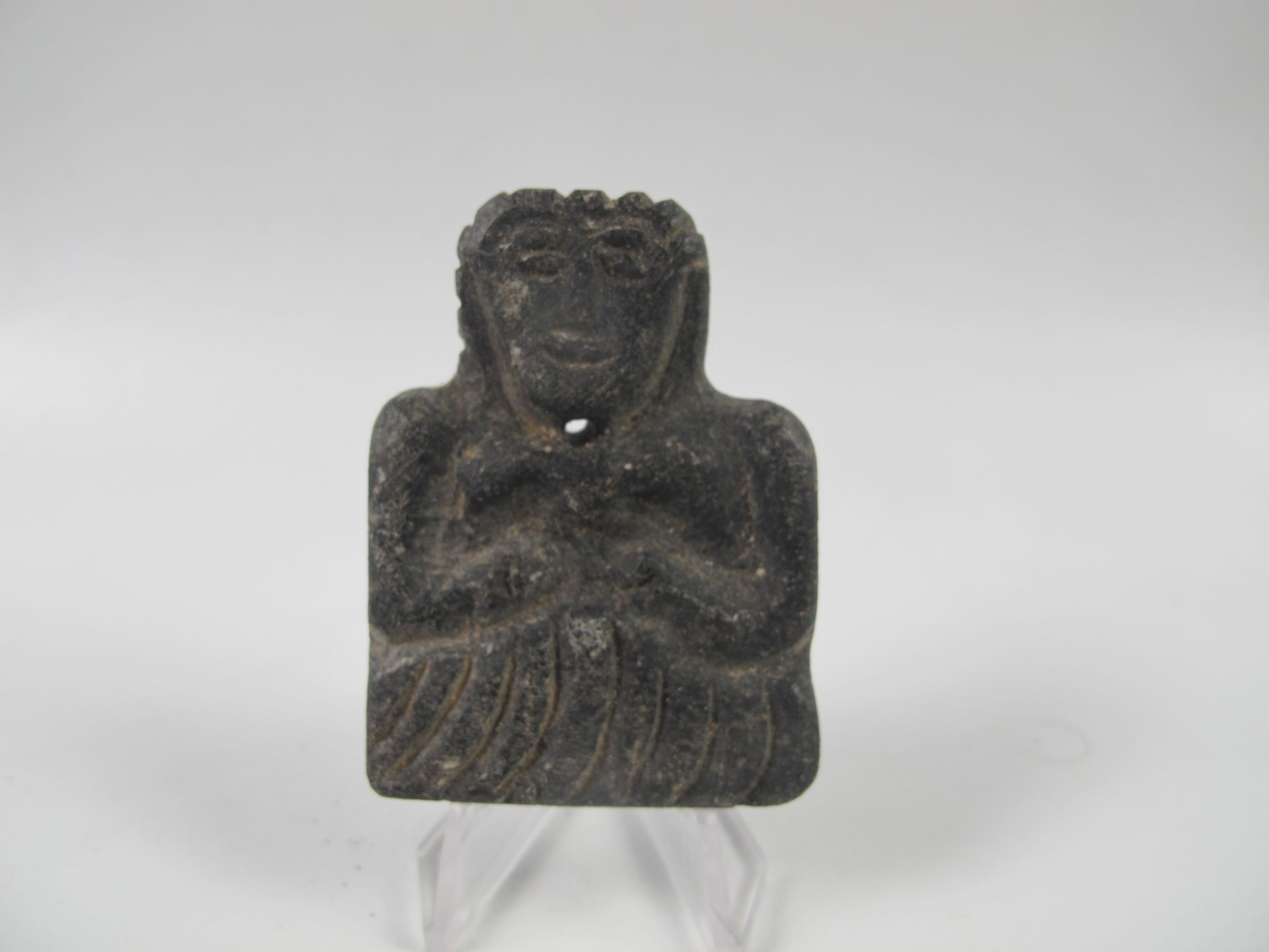 Null 中亚。代表巴克特里亚神像的护身符。绿泥石类型的黑色硬石头。长5厘米。钻探悬浮物。中亚青铜时代风格。