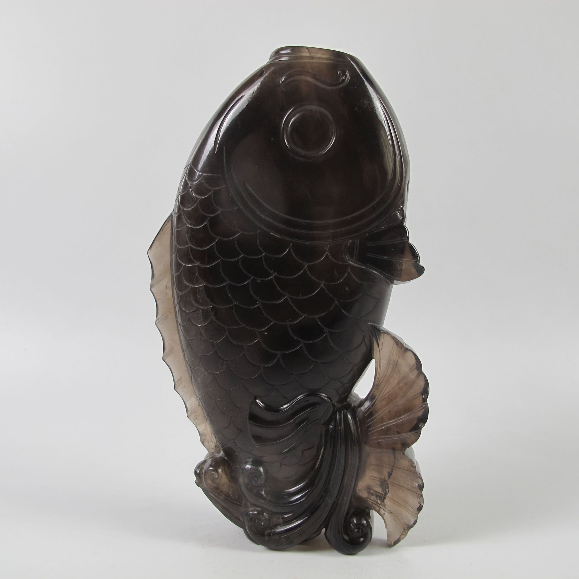 Null 中国。鲤鱼形状的大型黑色岩石水晶瓶。天然烟熏石英。长13.5厘米。19世纪。