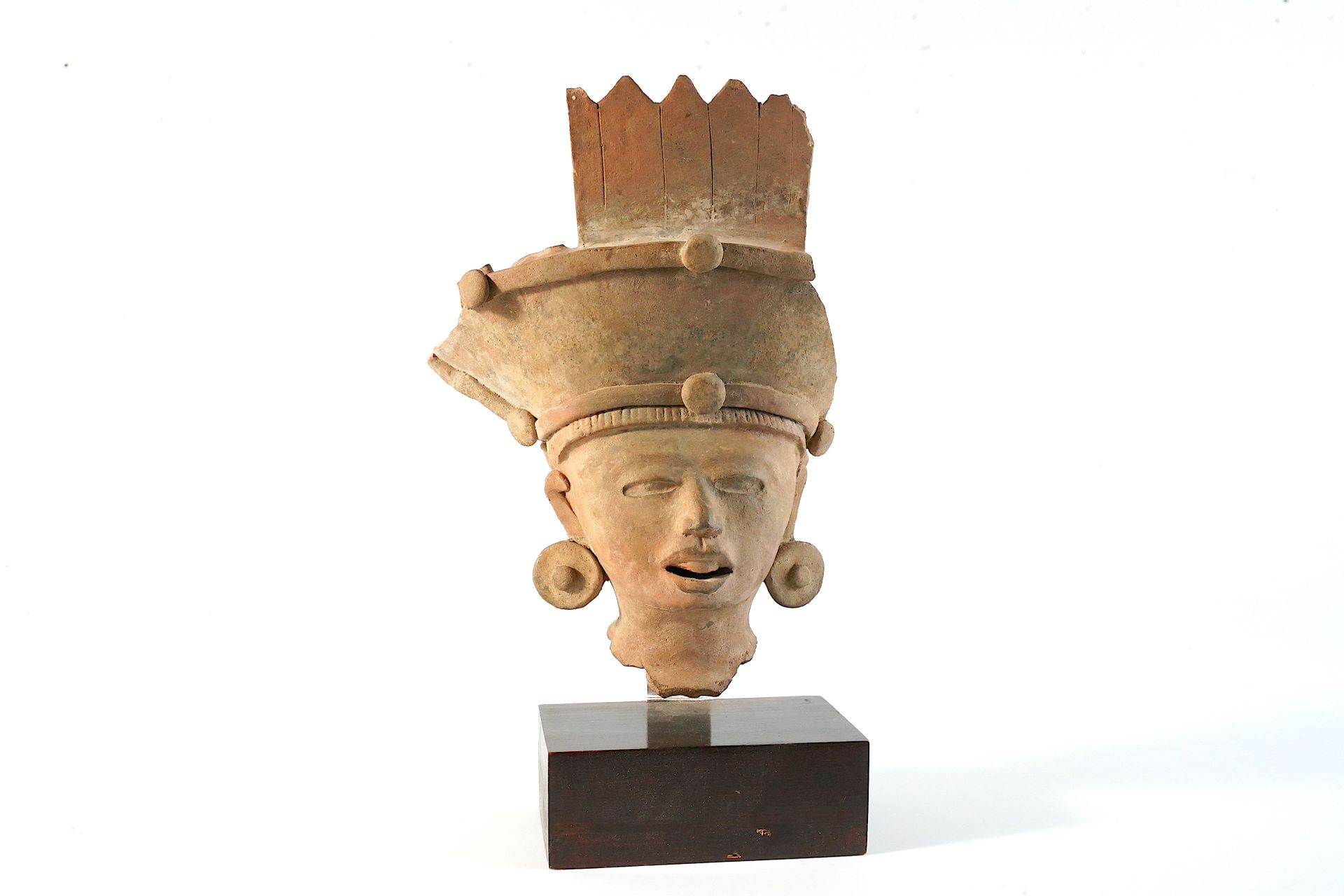 Null MESO AMERICA. Important head in crowned terra cotta. H.30 cm. Undetermined &hellip;