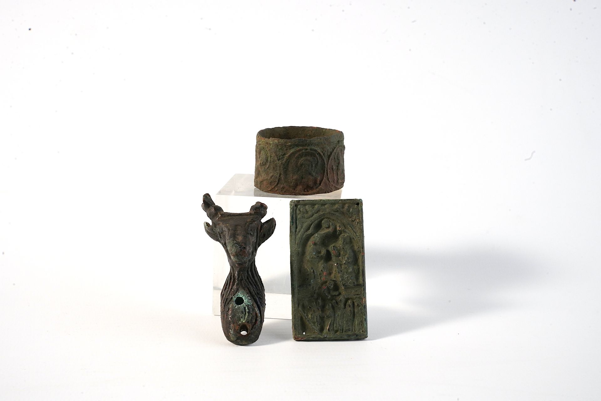Null 一套不同时期的古物，包括一个动物模型，一个铜牌和一个装饰有使徒的小铜手镯？
