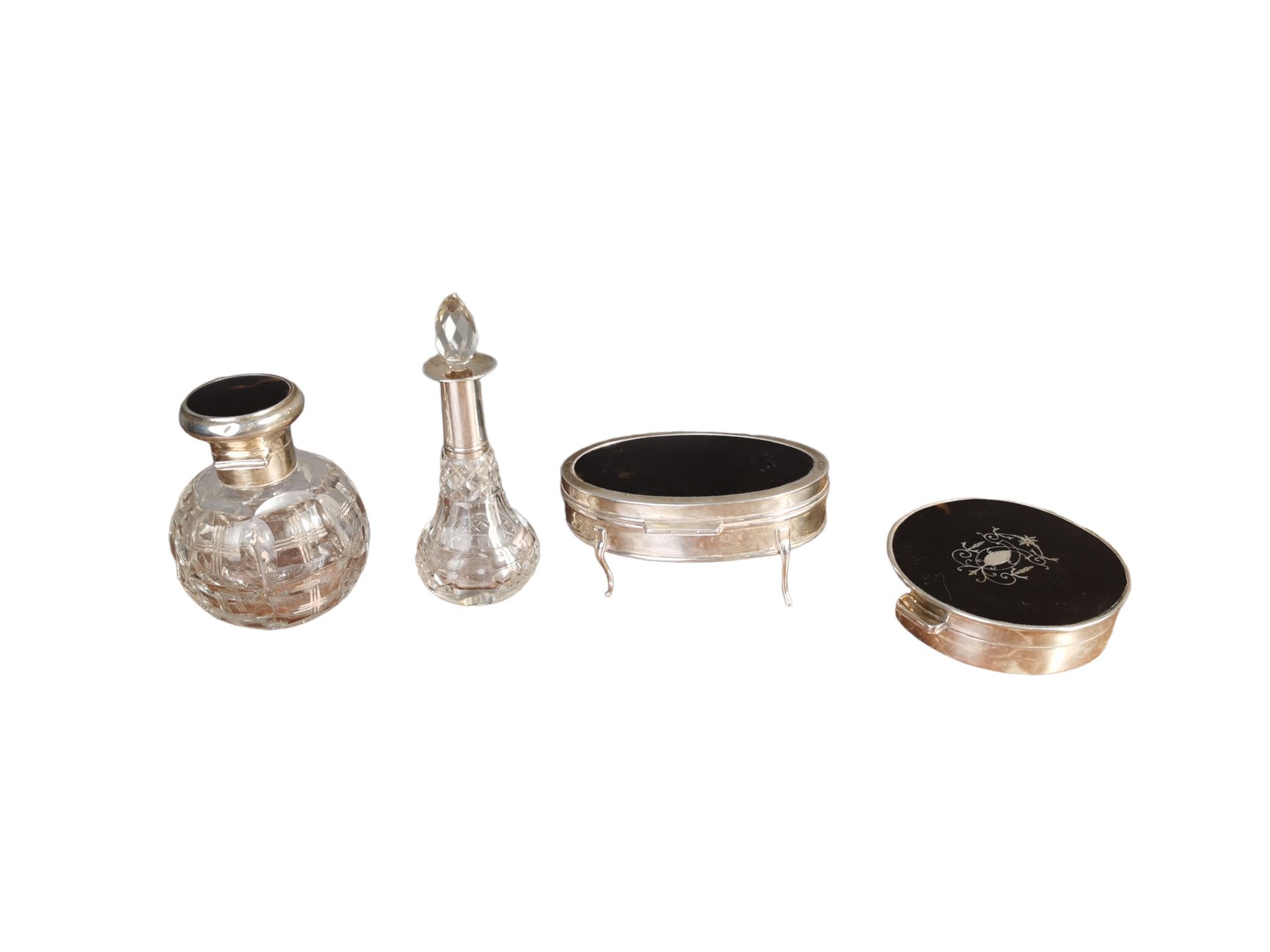 Null 一套水晶和银制的盥洗用品，包括两个银制和仿玳瑁的香水瓶和两个银制和仿玳瑁的粉盒。