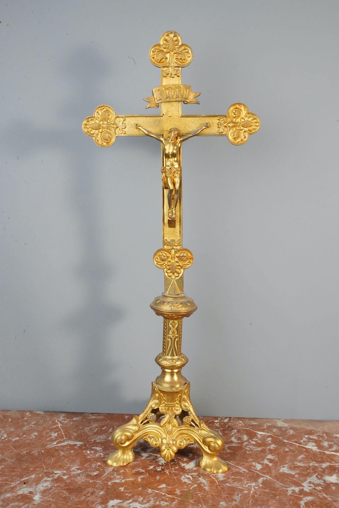 Null RELIGIONE. Reliquiario in bronzo e ottone con crocifisso. XIX secolo. Altez&hellip;