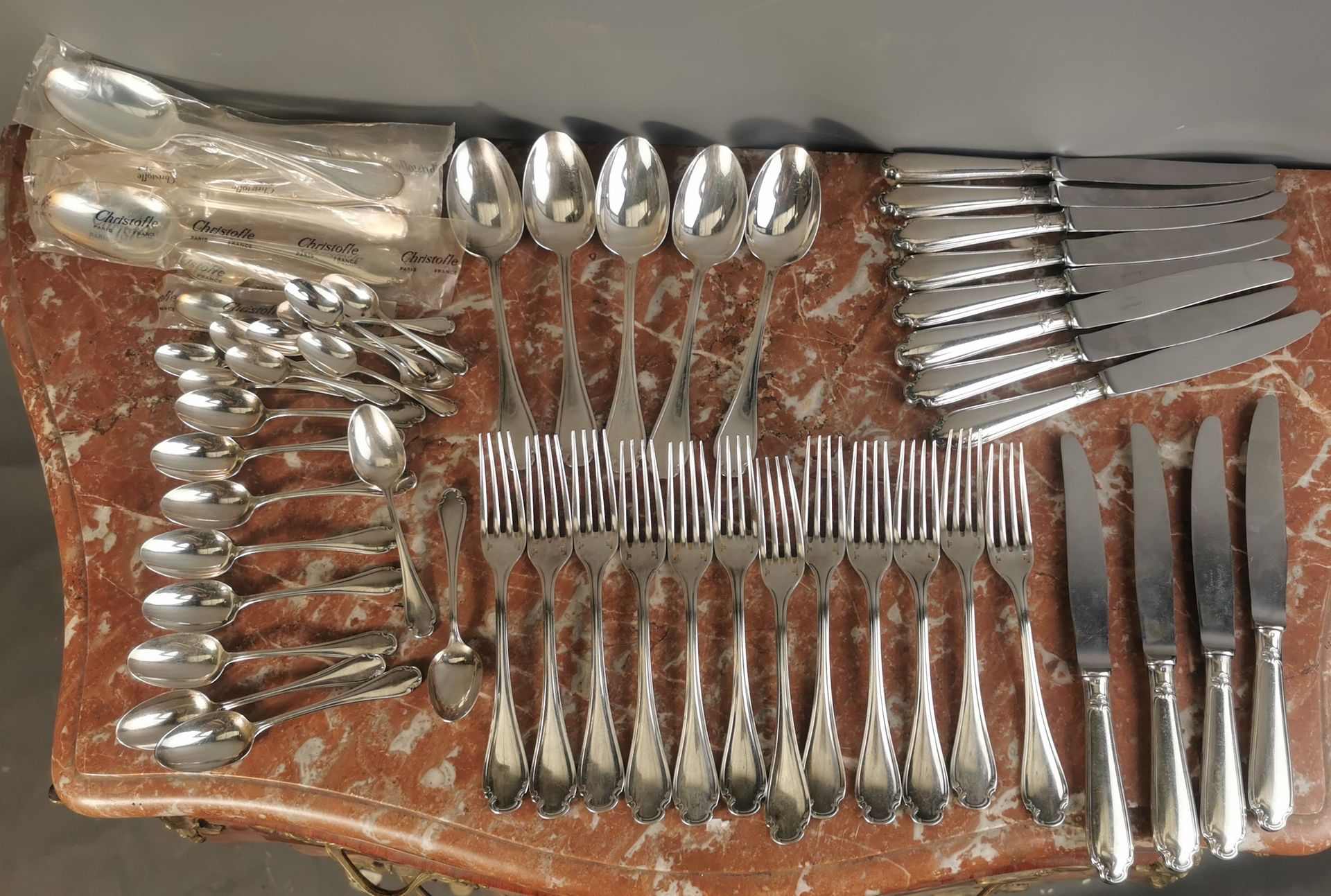 Null CHRISTOFLE.镀银晚餐服务，包括12个大勺子，12个叉子，12把刀，10个茶匙，12个摩卡勺。蓬巴杜 "模型。其中一些仍在包装中。