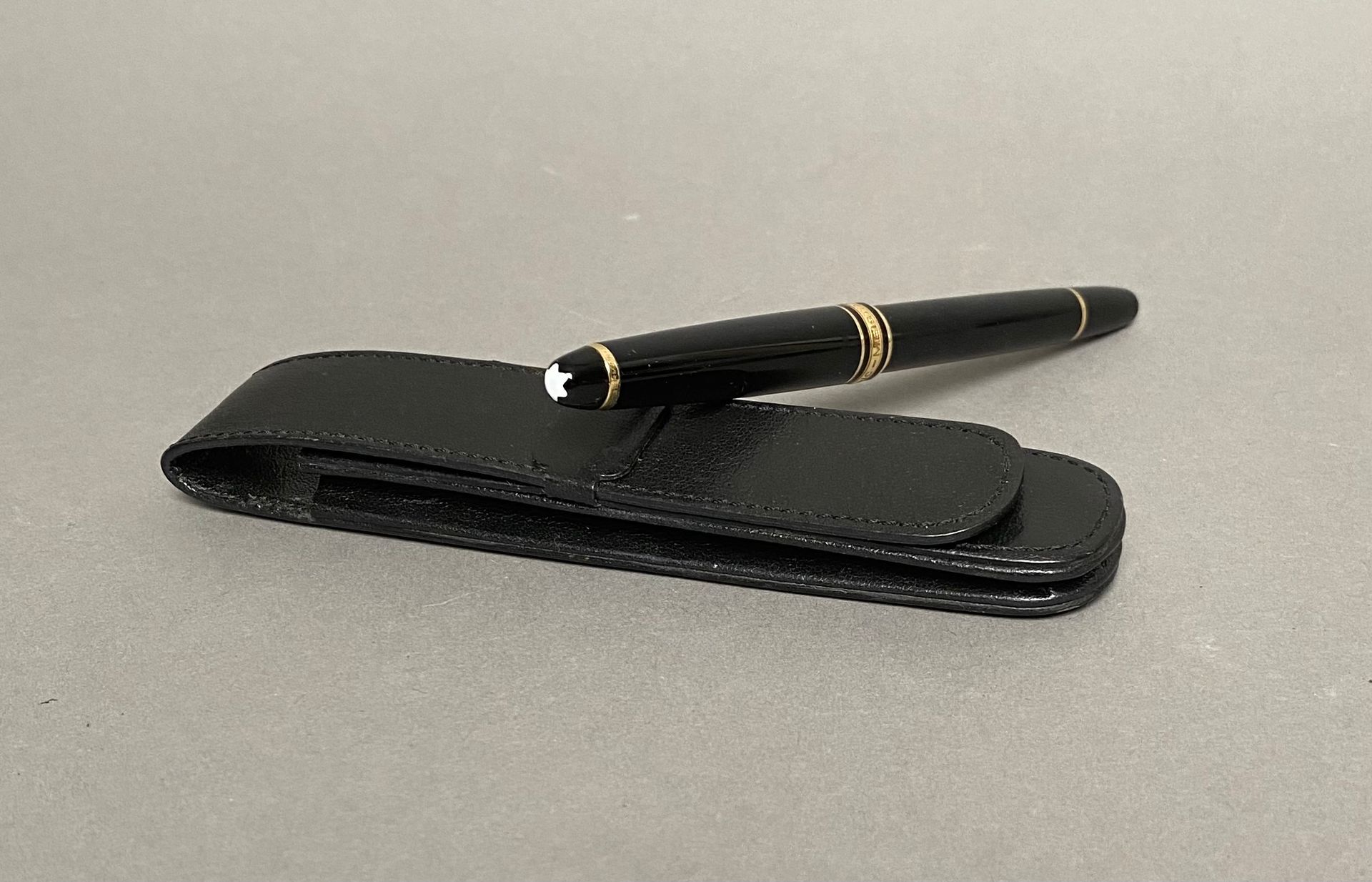 Null MONT BLANC.黑色树脂和金色金属的Meisterstuck钢笔。笔尖4810M，18K（750千分之一）金。L. 13 cm.万宝龙皮箱。