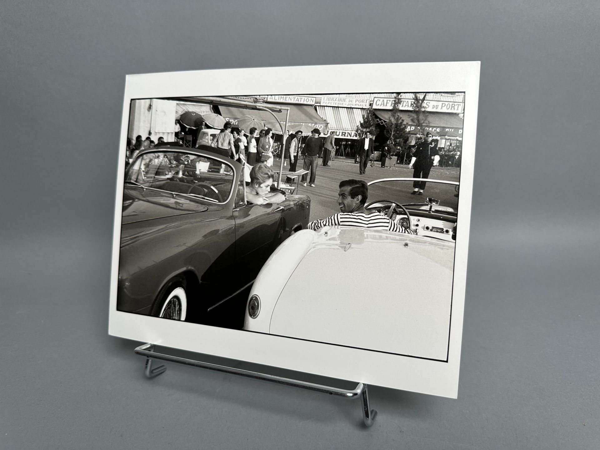 Null SIMON.布里吉特-巴多在圣特罗佩。黑白照片，20 x 25.5厘米。26.5.1956.巴黎比赛。