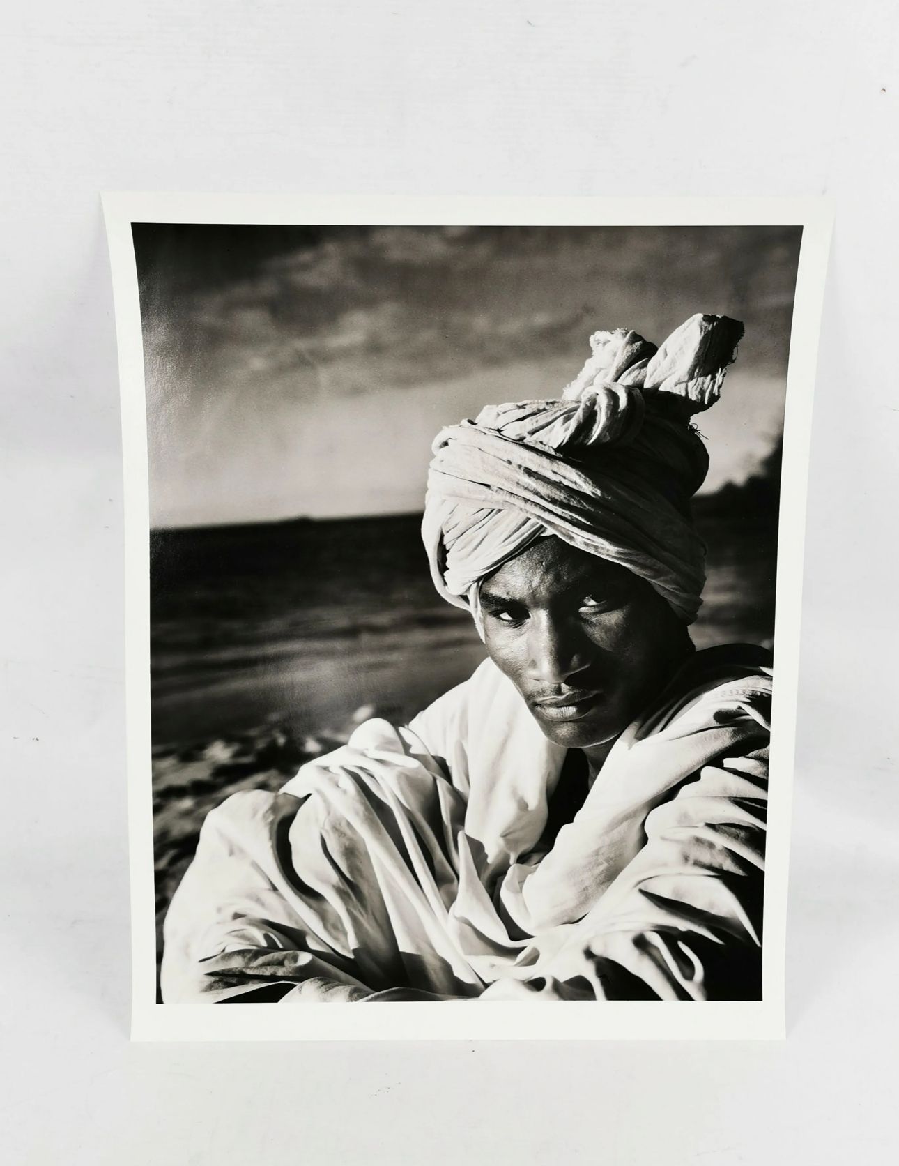 Null 吉安-保罗-巴比埃里（生于1938年）。戴头巾的男人。马达加斯加。黑白摄影作品，50 x 40厘米。从艺术家那里获得。