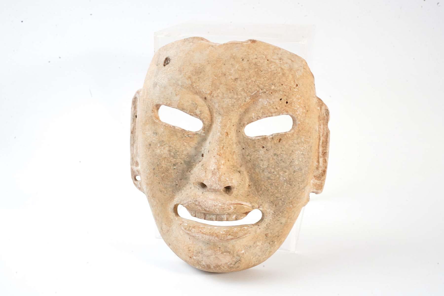 Null 大石头面具。尺寸：15.3x13.7厘米（磨损和小块缺失）。古老的奥尔梅克风格的作品。