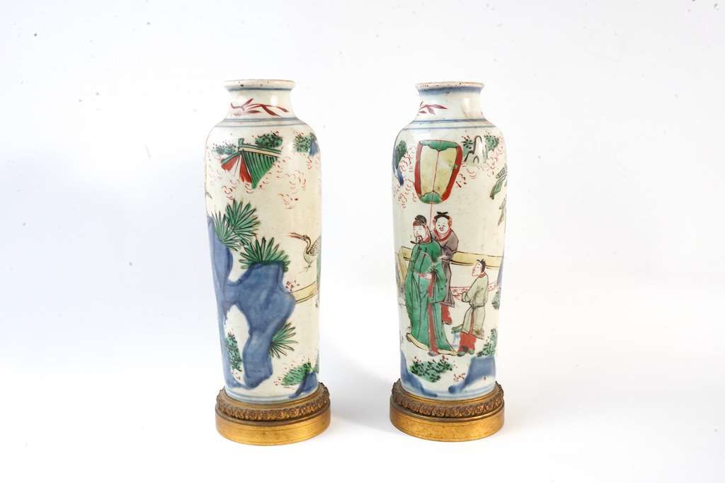 Null 中国：一对五彩圆柱形瓷瓶，装饰有岩石花园的人物场景，鎏金铜座（轻微磨损，修复和划痕）过渡时期，17世纪。 专家：Cabinet Delalande /&hellip;