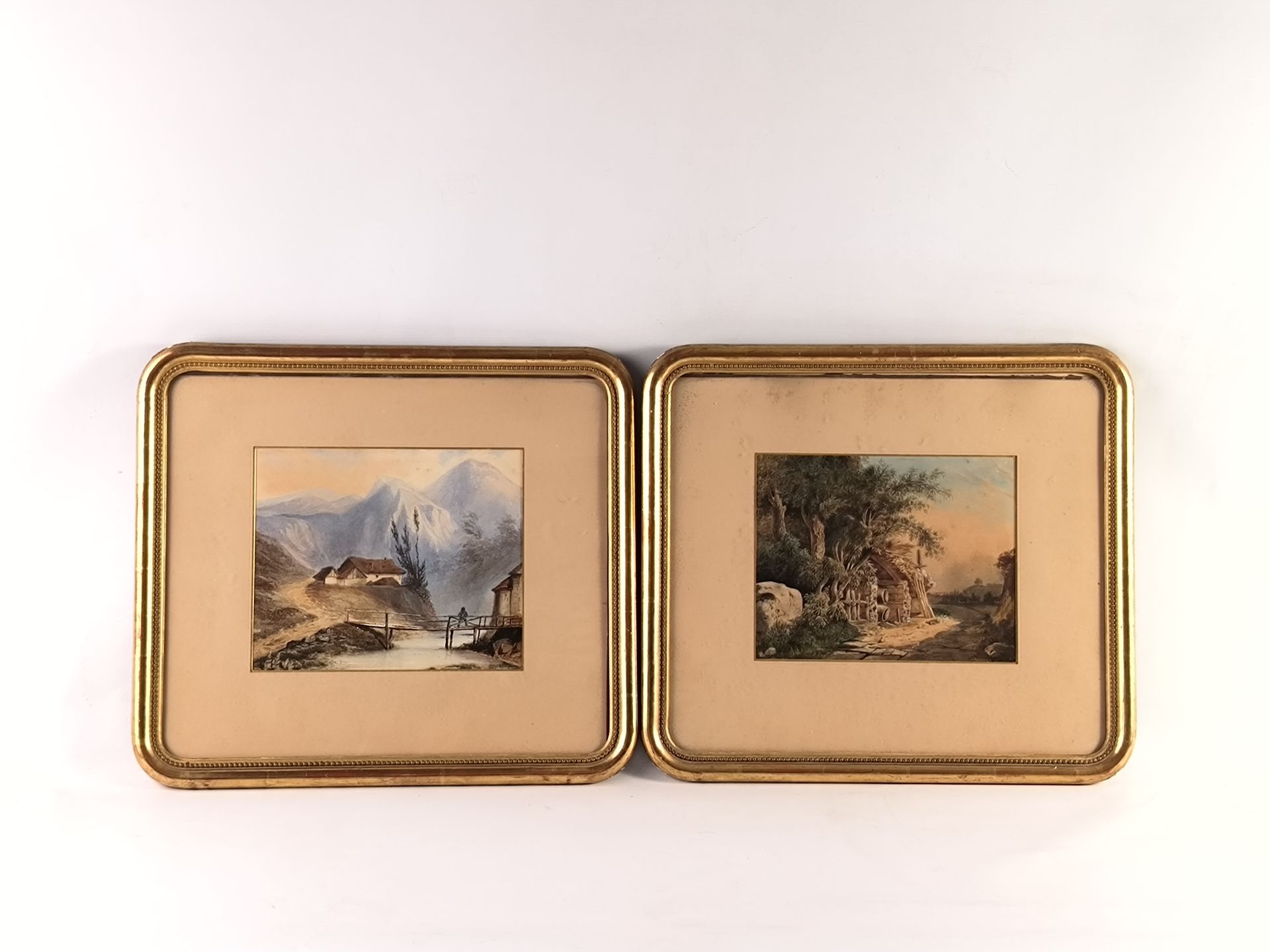 Null 19世纪的学校。山景和树林边缘的房子。两幅水彩画，左下方有签名和日期1840年，1842年。22 x 25厘米（视图）。镀金木框。