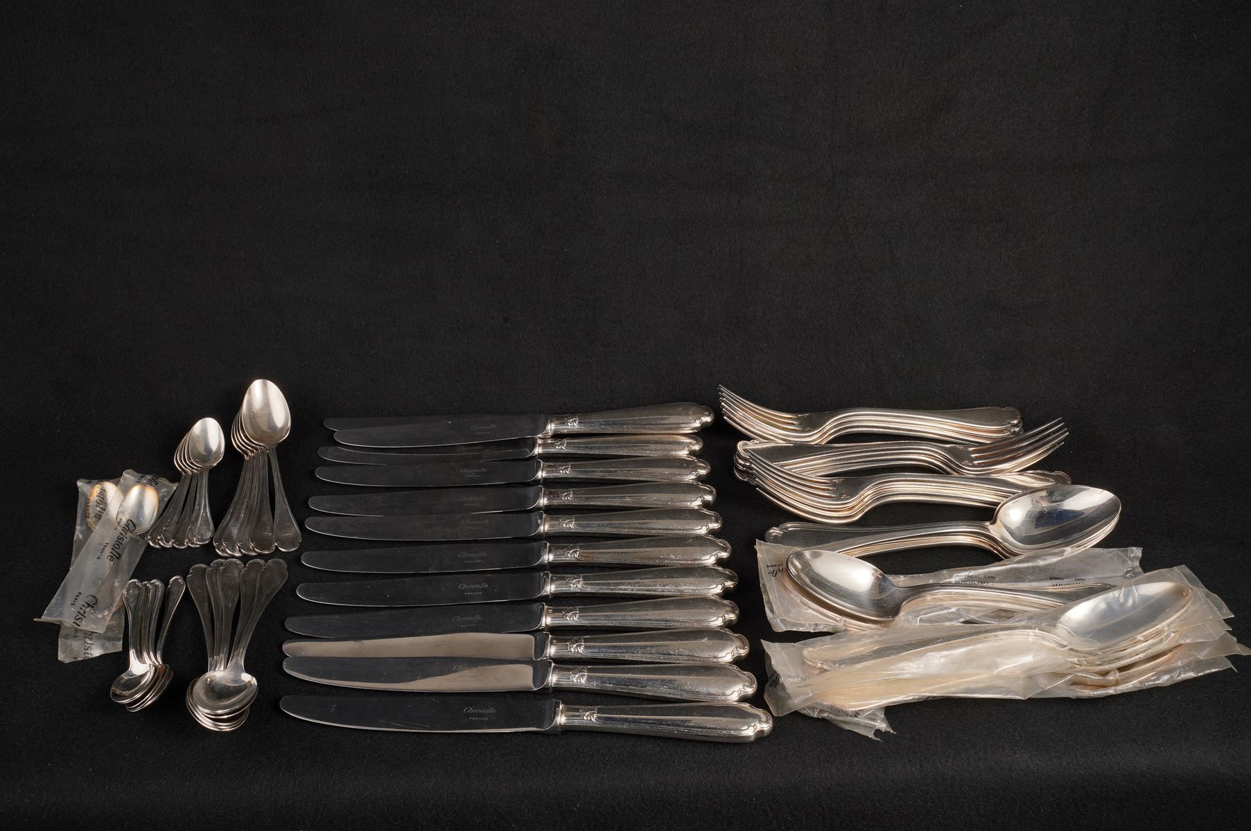 Null CHRISTOFLE.镀银晚餐服务，包括十二个大勺，十二个叉子，十二把刀，十个茶匙和十二个摩卡勺。蓬巴杜 "模型。有些还在包装中。