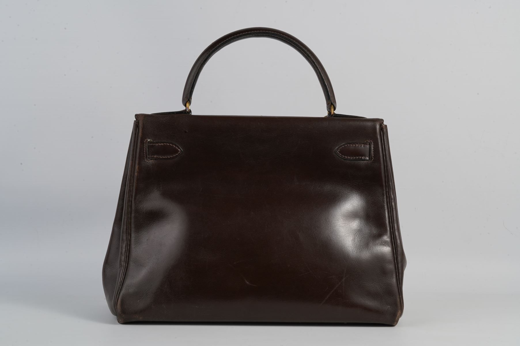 Null HERMES, Paris. Kelly 28 bag in brown leather. Shoulder strap, padlock and k&hellip;