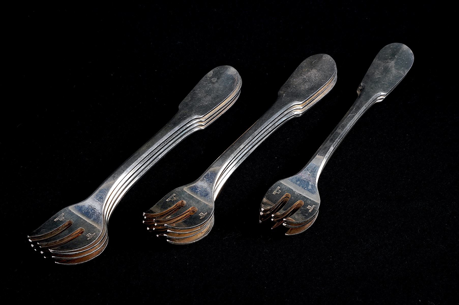 Null CHRISTOFLE. Suite of eleven silver-plated dessert forks.