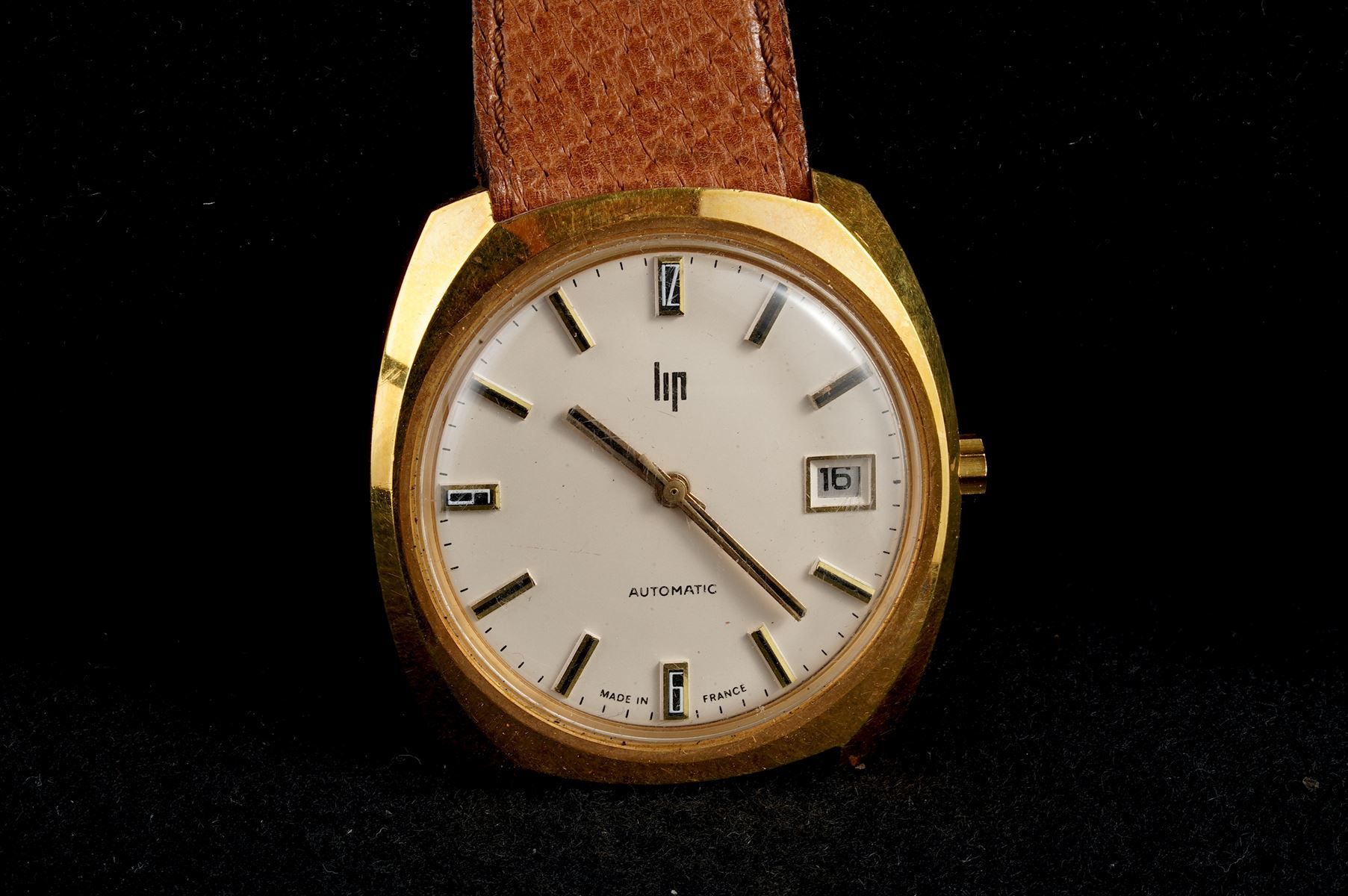 Null LIP.Du Général De Gaulle "腕表，自动机芯，圆形表盘，象牙色背景，巴顿时标和阿拉伯数字6、9、12，日期窗口位于3点钟方向。 &hellip;