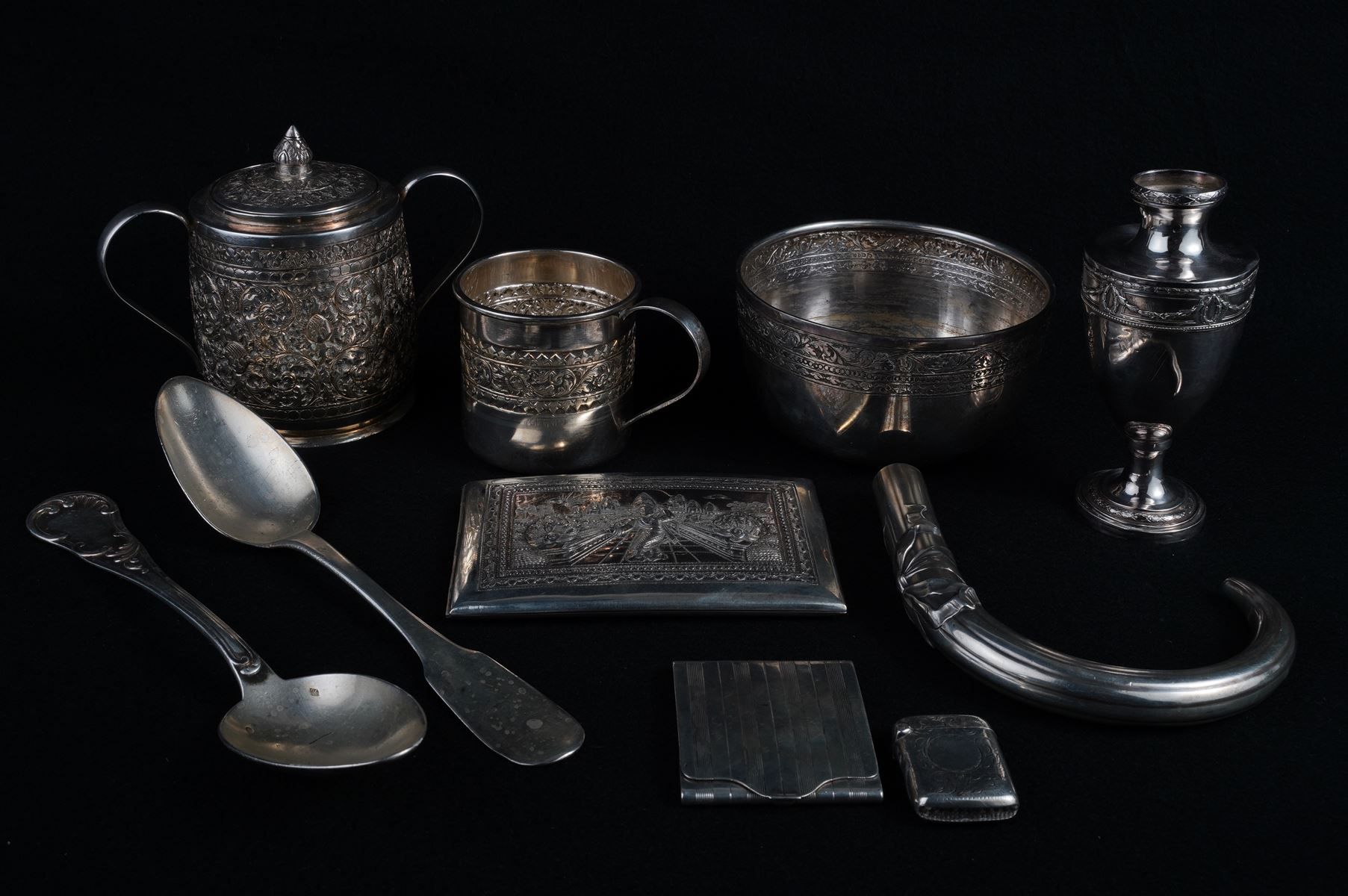 Null 银器一套，包括一个手杖把手，一个基座碗，盒子等，都是银器和奇物。总重830克。