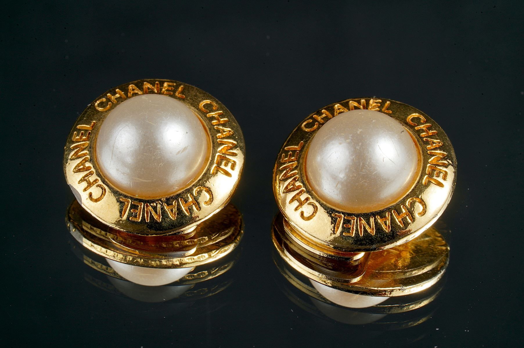 Null CHANEL. Pair of gold-plated earrings.
