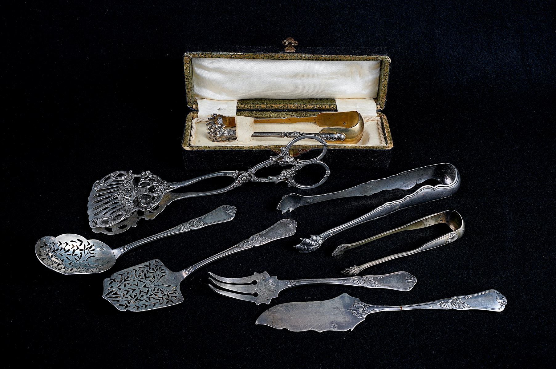 Null ARGENTO. Set di oggetti in argento comprendente tre pinze da zucchero, uno &hellip;