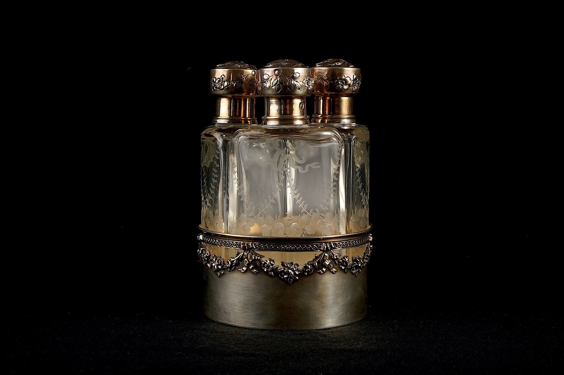 Null 雕刻水晶的NECESSAIRE，带叶状卷轴装饰，包括四个烧瓶。米诺尔印记的银质支架和环。高13.5厘米。