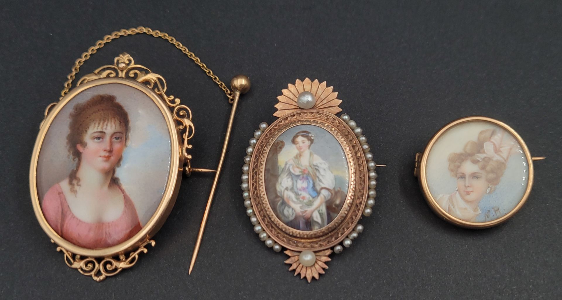 Null Ensemble de trois miniatures représentant des portaits de jeune femme sur é&hellip;