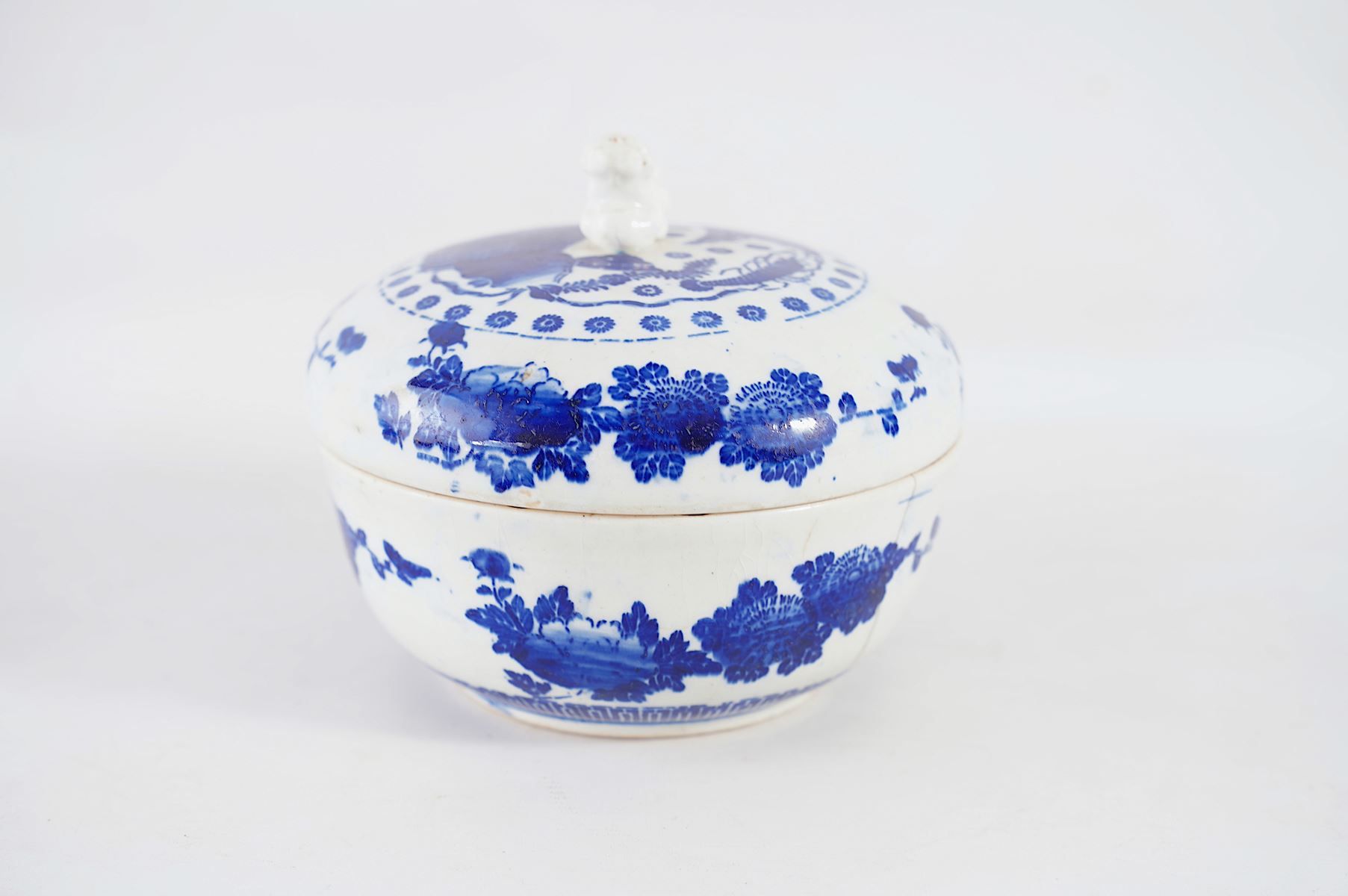 CHINE. Pot couvert en porcelaine émaillée bleu et blanc.…