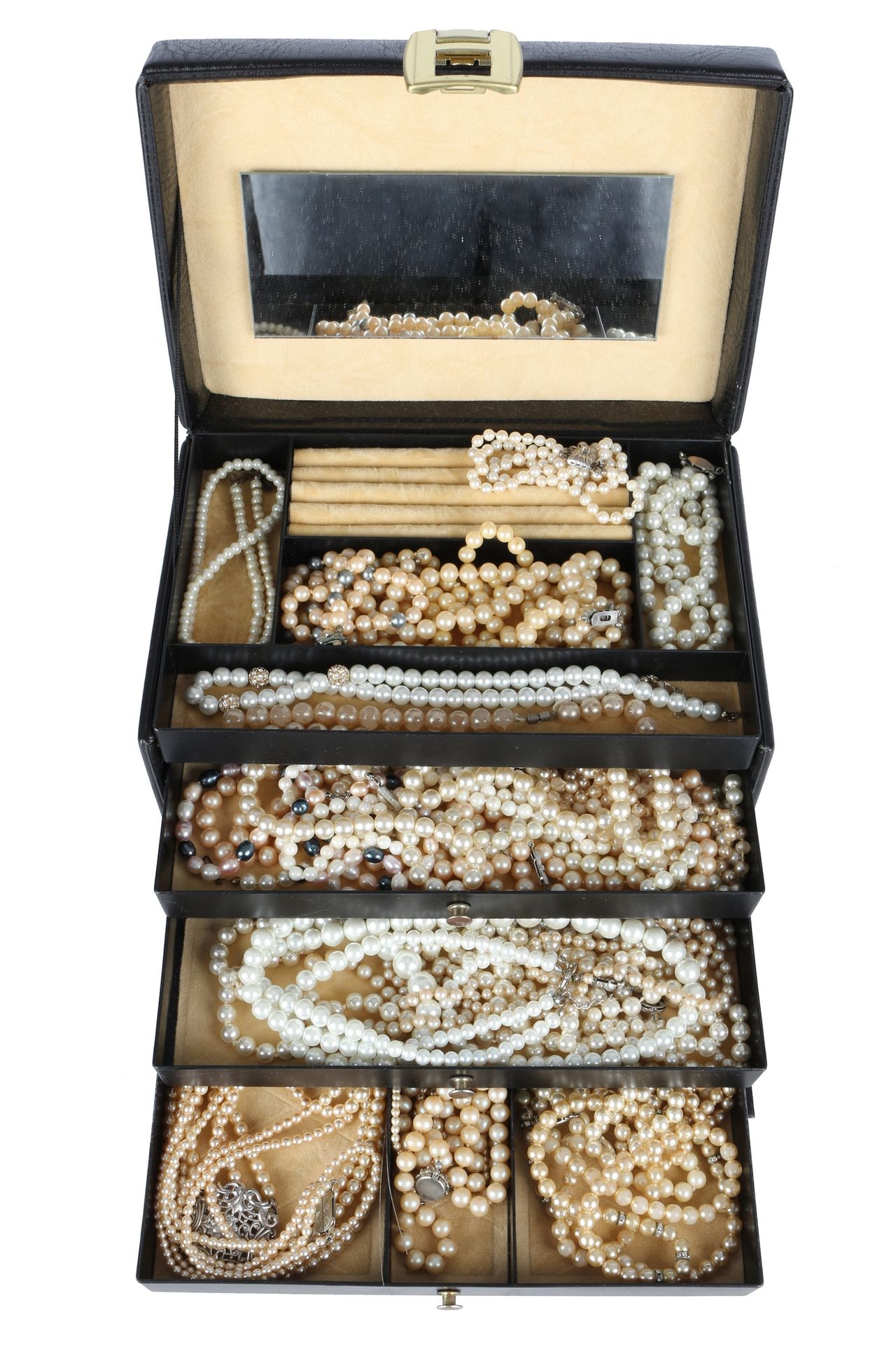 39 Perlenketten, pearl necklaces, Colliers de perles dans une boîte à bijoux, ce&hellip;