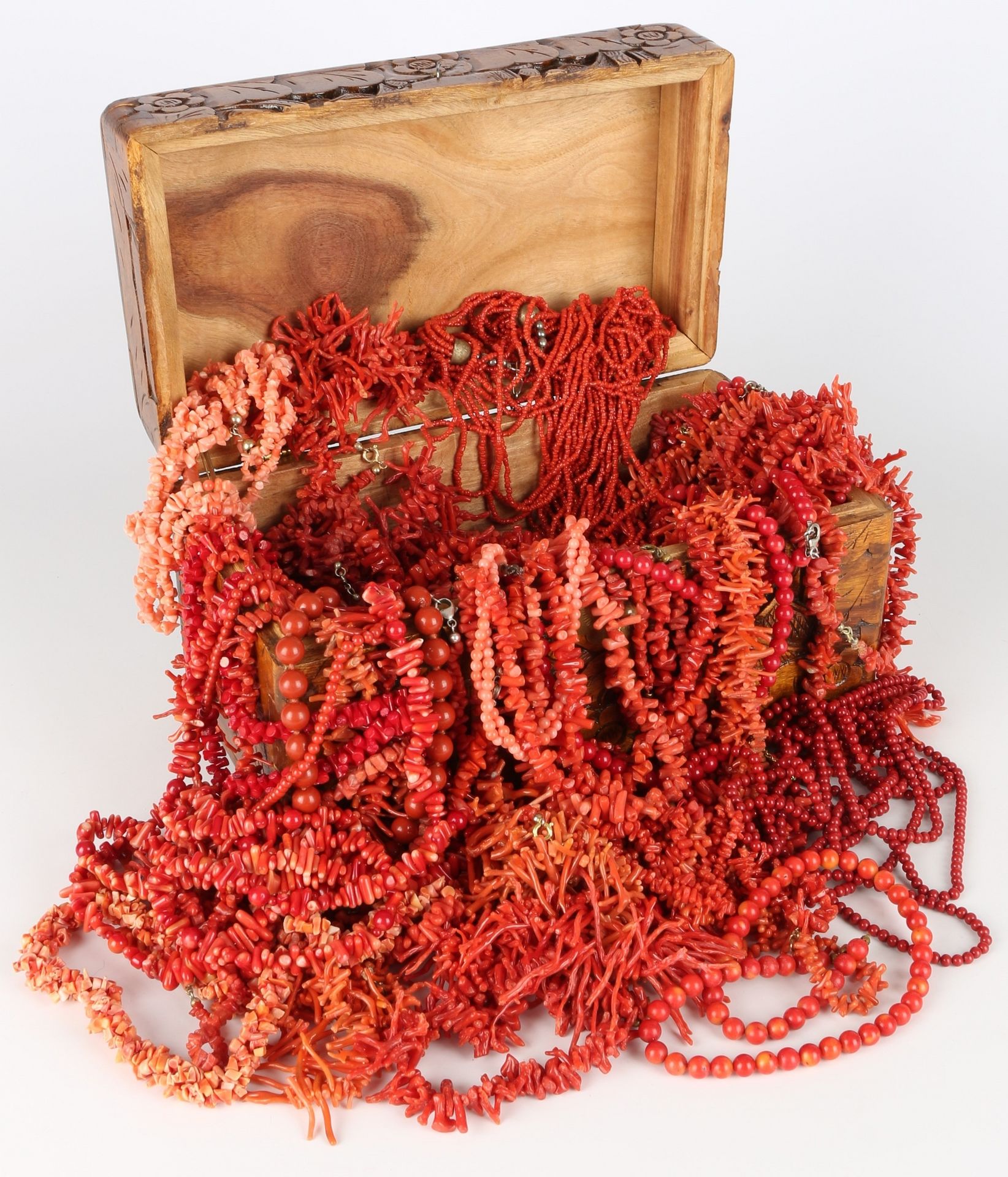 52 Korallenketten, coral necklaces, 珊瑚，部分为古董，另有52条项链和1条手链，重量为2122克，未经测试