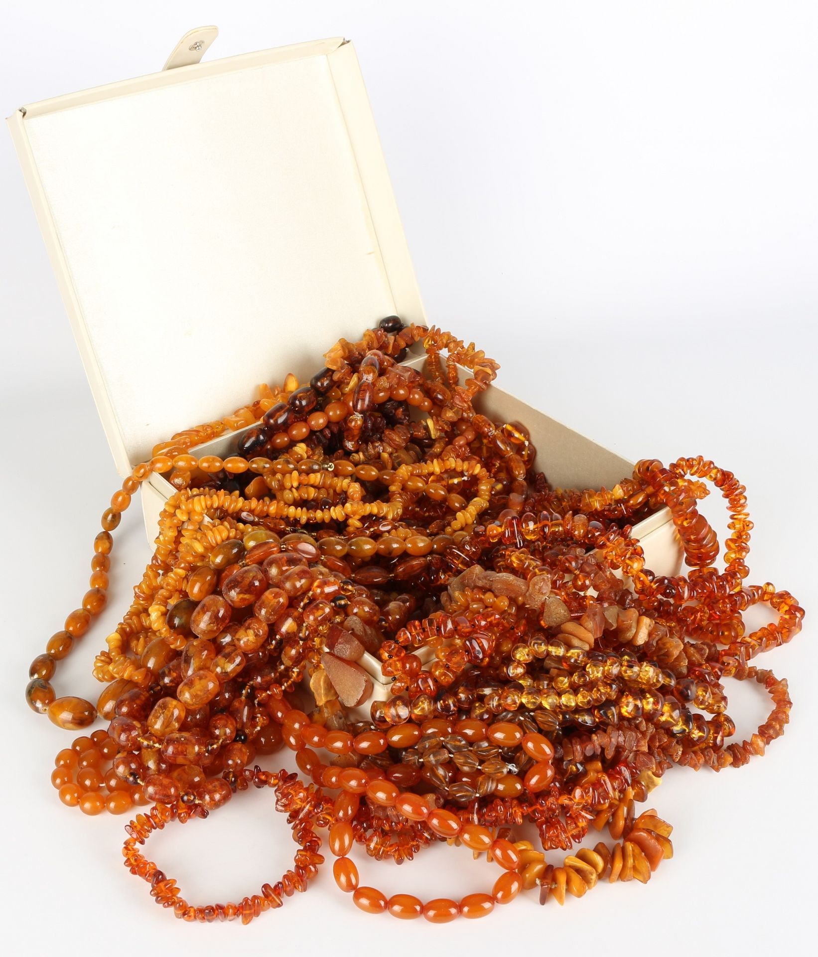 37 Bernsteinketten, amber necklaces, Ambra, in parte antica, varie forme e tagli&hellip;