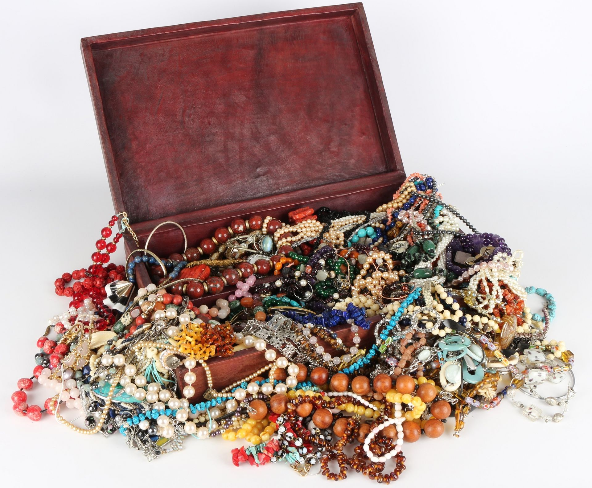 Umfangreiches Schmuckkonvolut ca. 6,4 kg, design and fashion jewelry lot, 时尚和设计珠&hellip;
