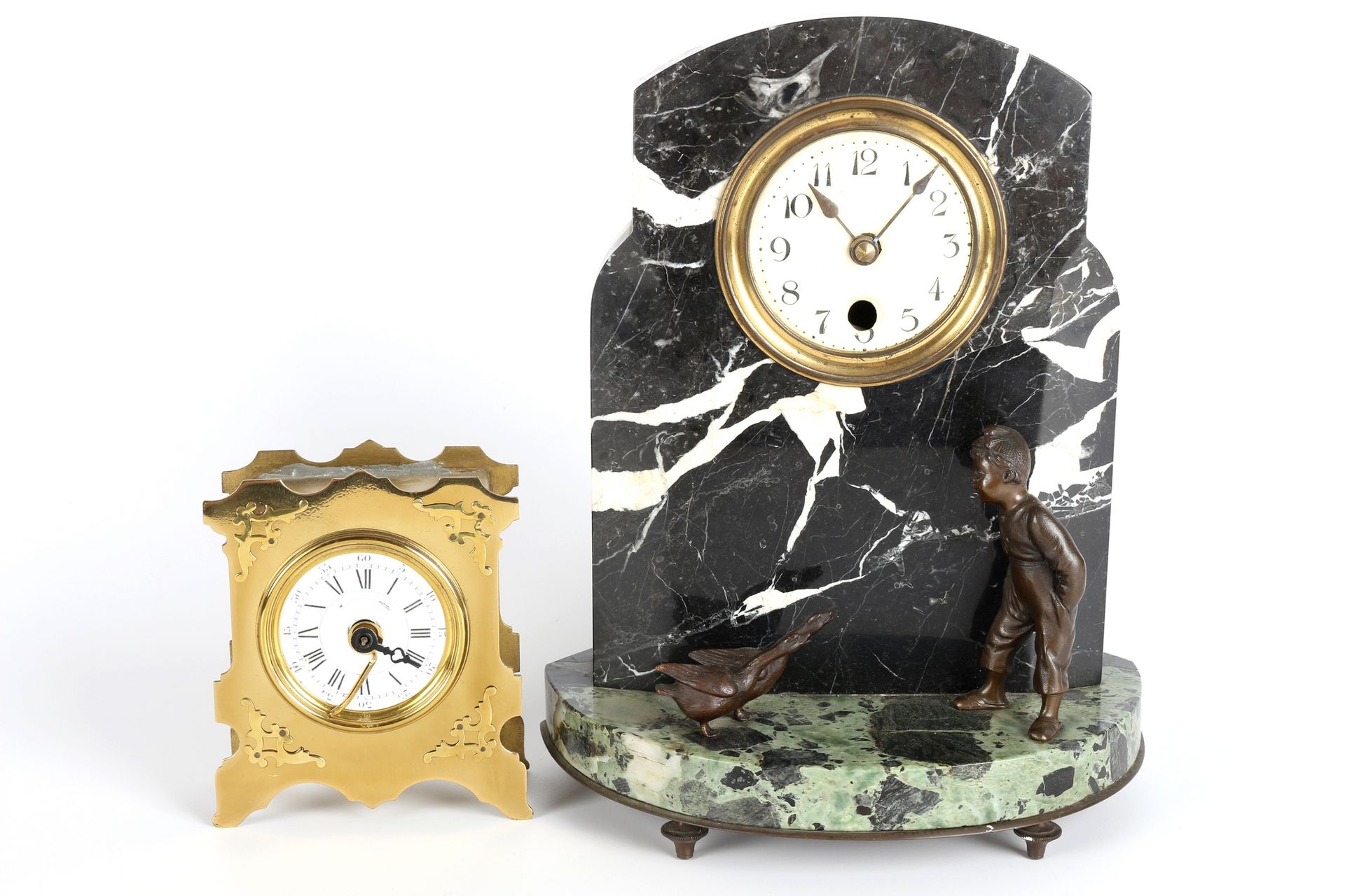 2 Kleinuhren, mantel and carriage clock, 1x marbre avec figure en bronze H 25,5 &hellip;
