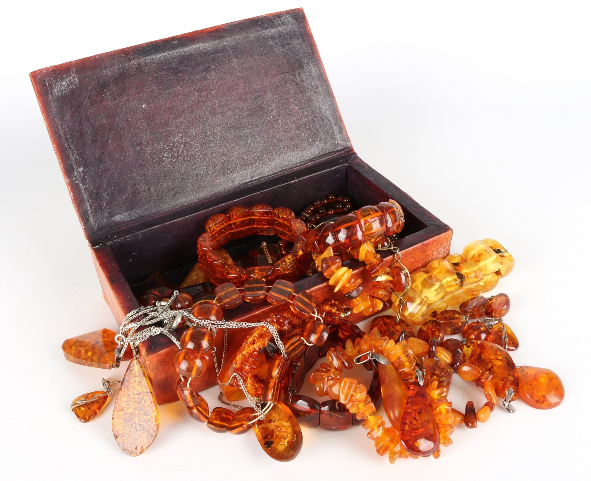 Bernsteinschmuck Konvolut, 36-teilig, amber jewelry, 琥珀，部分为银质，16个吊坠，部分为项链，14个手镯，&hellip;