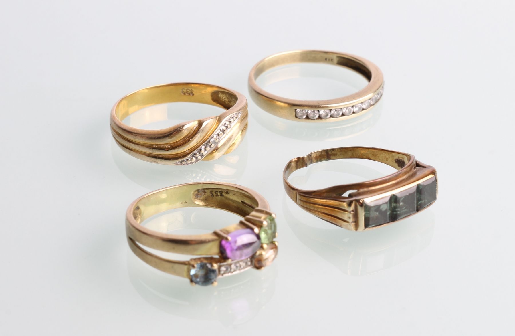 4 Goldringe in 333 Gelbgold, gold rings, GG 333/000, 4 anelli d'oro con diamanti&hellip;