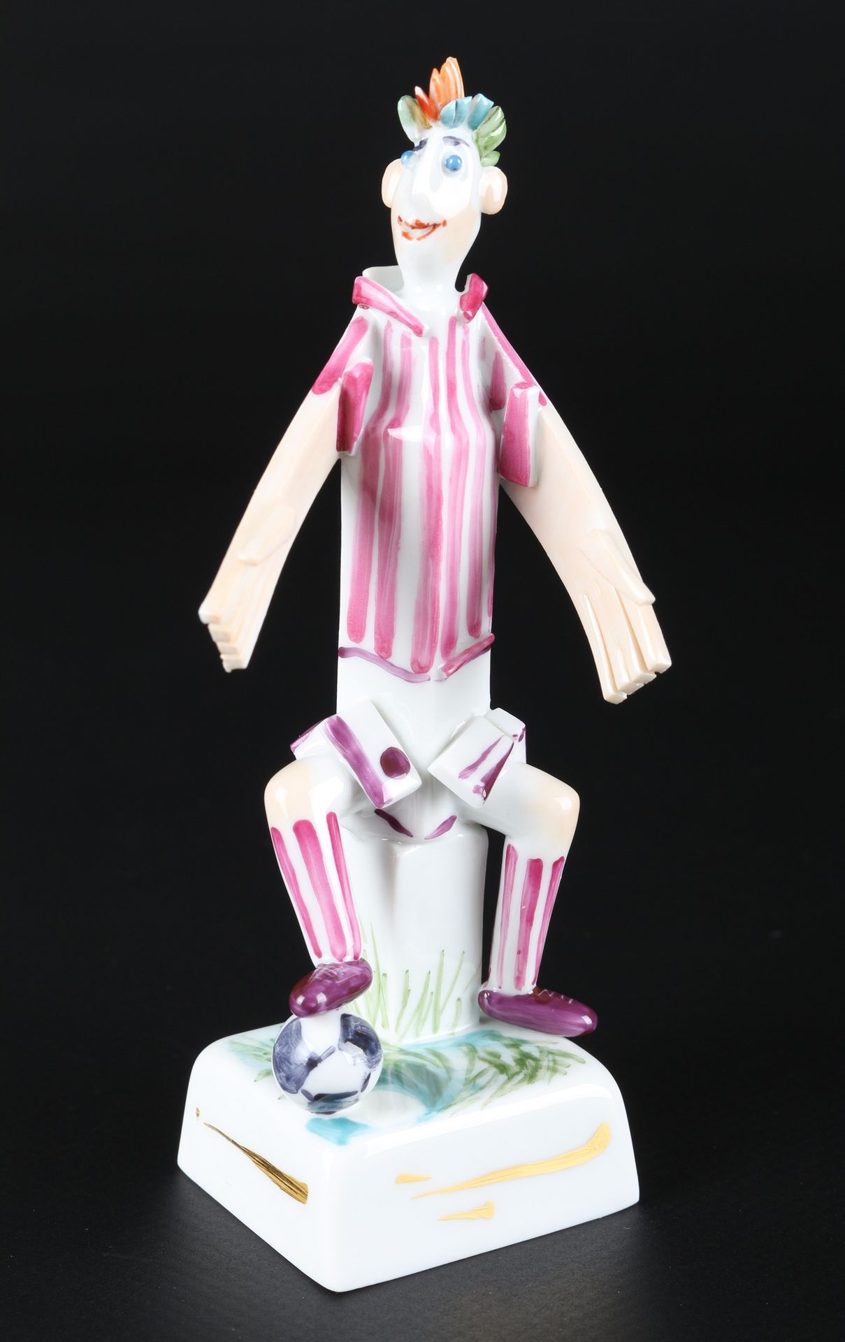 Meissen Fußballer Verteidiger Peter Strang, porcelain figure, Porcelaine, épée b&hellip;