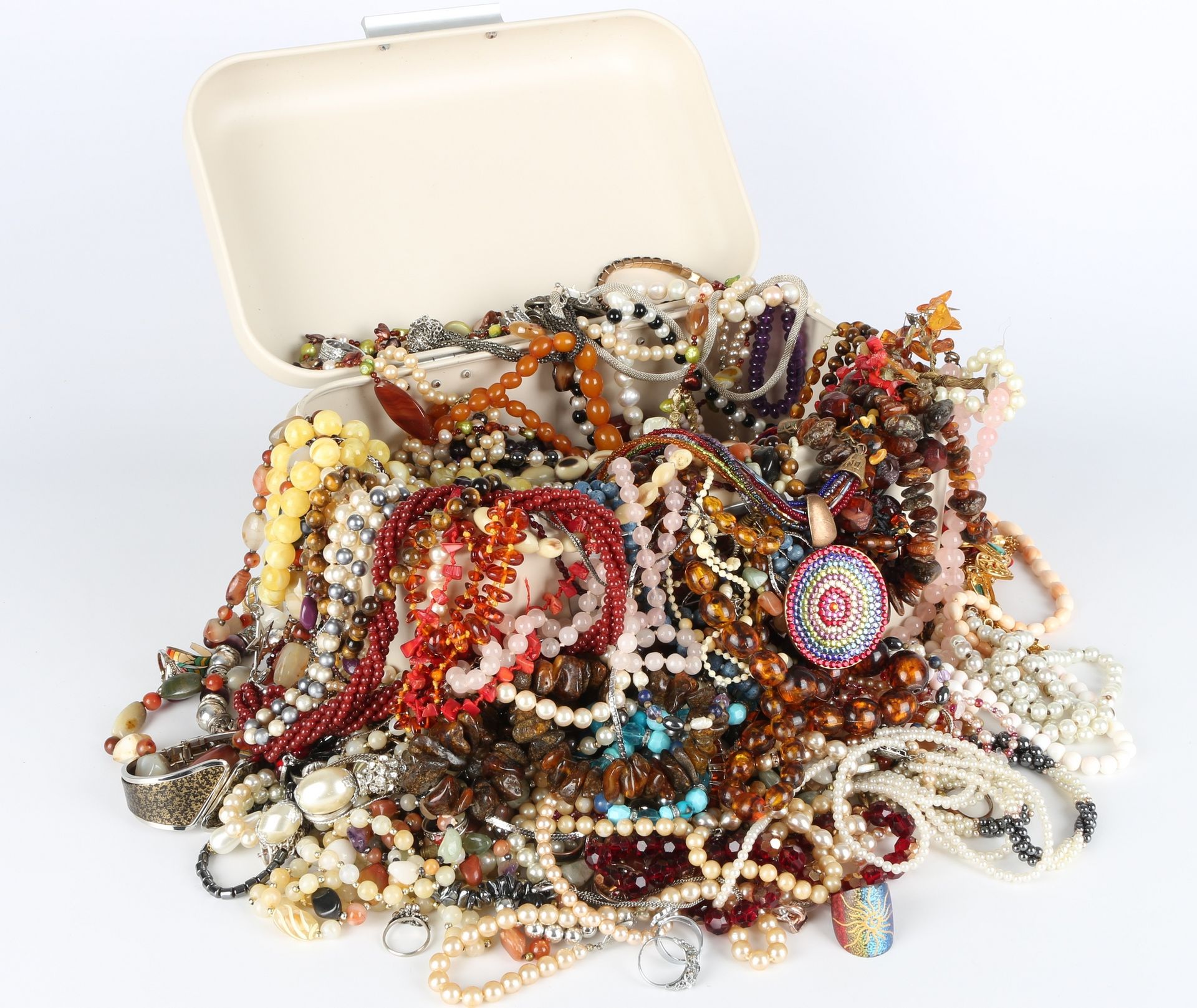 Umfangreiches Schmuckkonvolut ca. 5,2 kg, design and fashion jewelry lot, Gioiel&hellip;