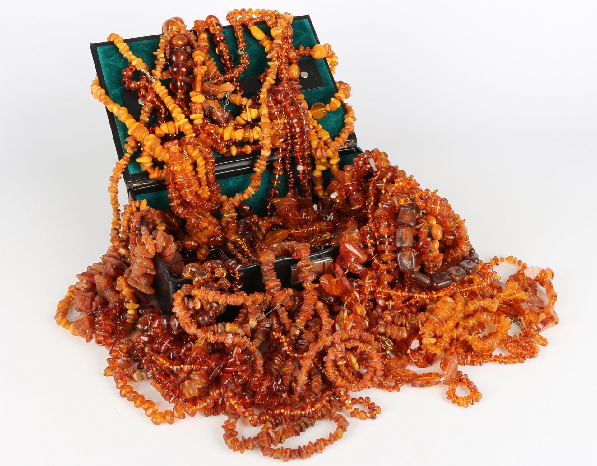 43 Bernsteinketten, amber necklaces, 琥珀，部分是古董，各种形状和切割，总重量1800克，未测试