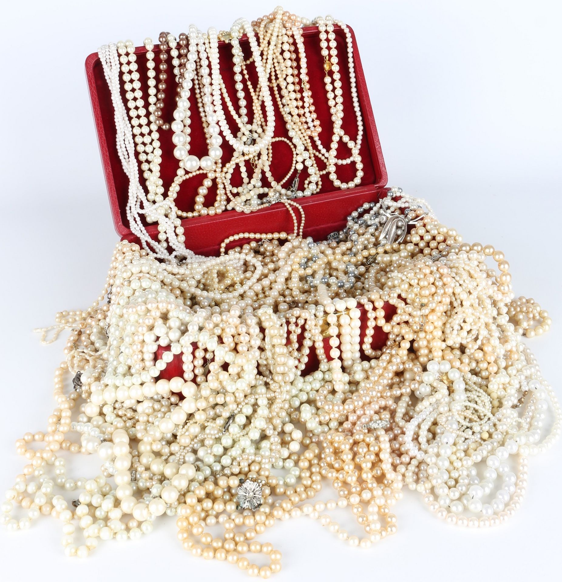 97 Perlenketten, pearl necklaces, 珠子，部分是古董，大部分有银扣，另外还有97条项链和1条手链，重量为3871克，未经测试
