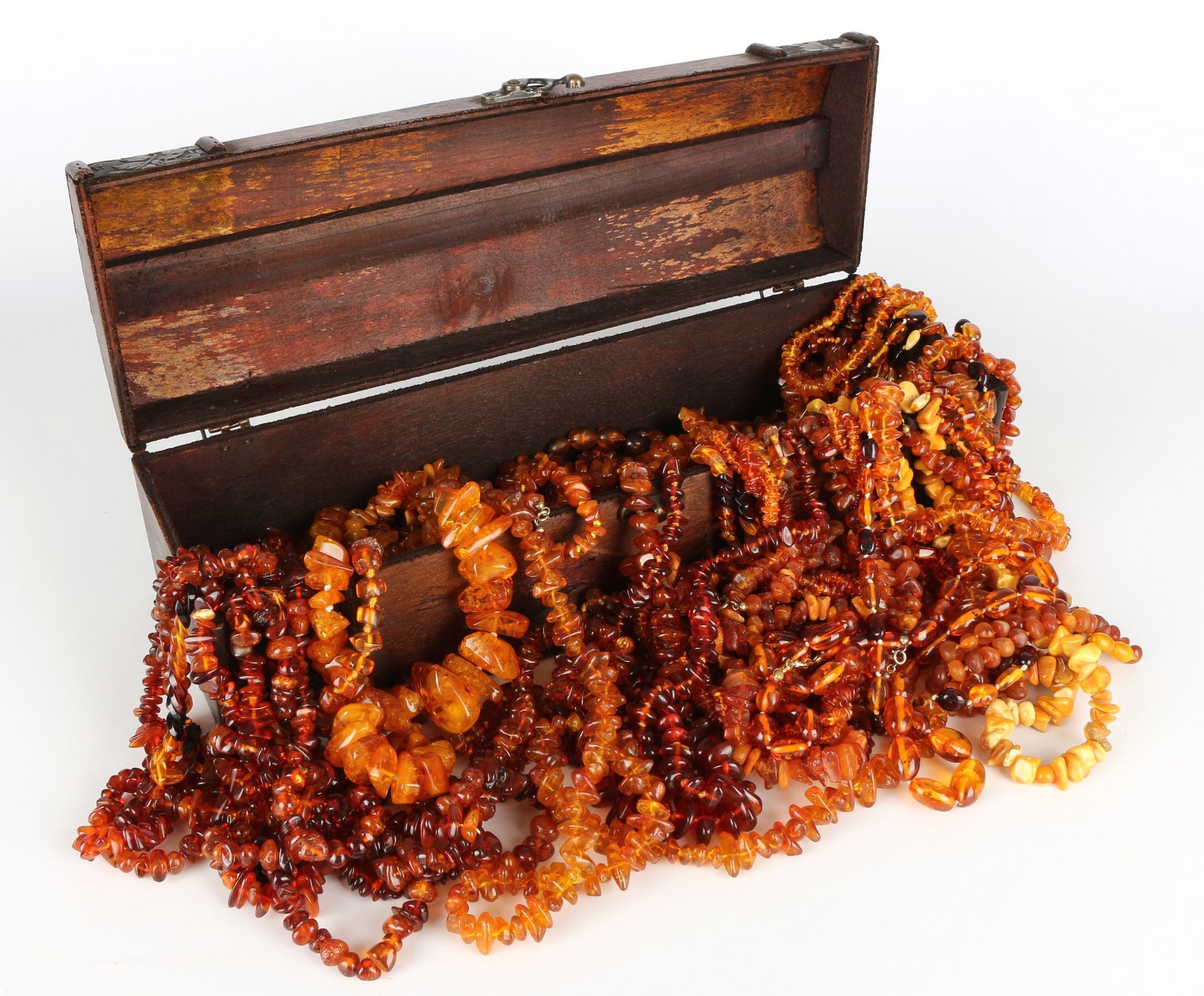 27 Bernsteinketten, amber necklaces, 琥珀，部分是古董，各种形状和切割，总重1137克，未测试