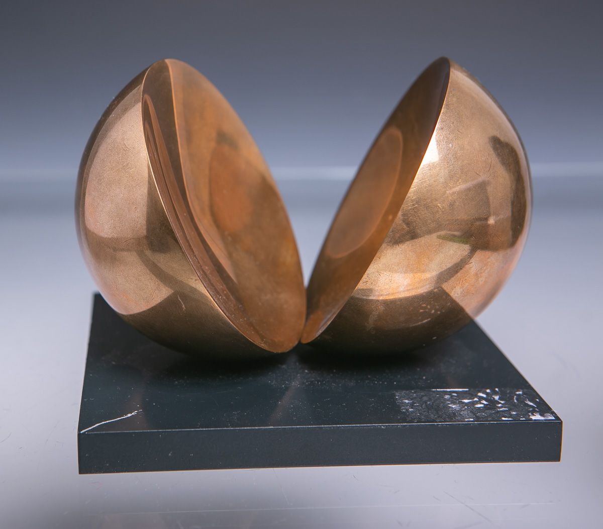 Null Schäfer, Otto Jaennis (né en 1943), "Ascesi", bronze poli sur socle en plex&hellip;