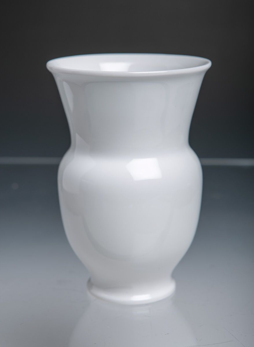 Null Jarrón (KPM Berlín), porcelana blanca, mod. "Halle", forma bulbosa, h. Apro&hellip;
