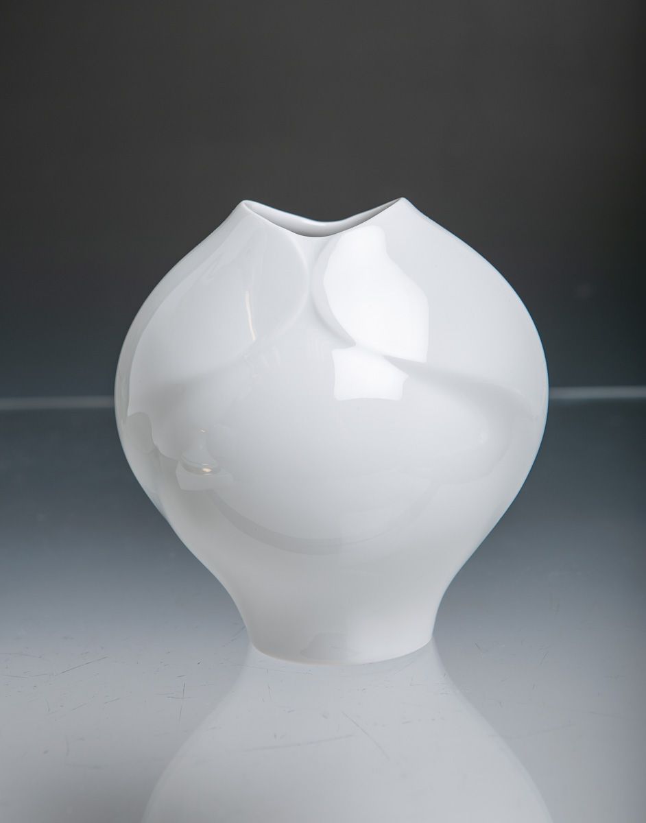 Null 莲花形状的花瓶（迈森，威夫斯，第一选择），白瓷，型号50131，高约13厘米，附带证书。未损坏。