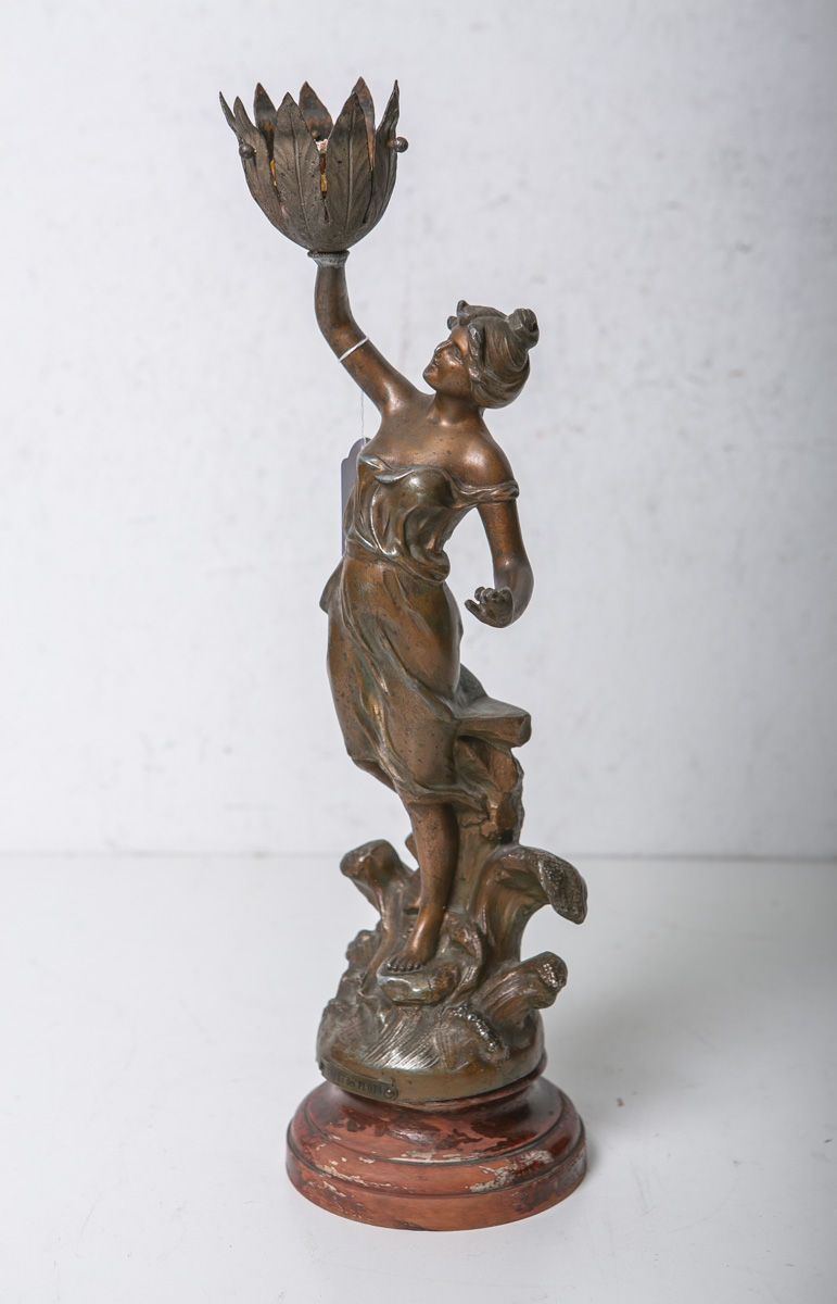 Null Figurine en zinc moulé servant de bougeoir (France, vers 1900), bronzée, pl&hellip;