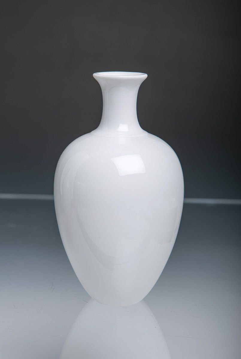 Null "日本花瓶"（KPM Berlin），白色瓷器，高约15厘米。未损坏。