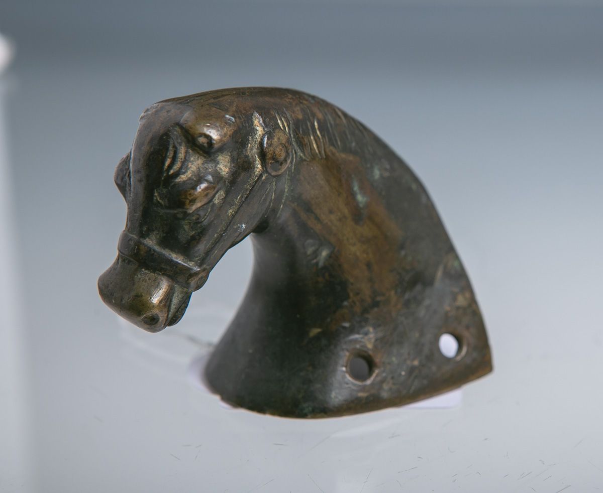 Null Pommeau de selle (19e s.), bronze, travaillé en tête de cheval, h. Env. 6 c&hellip;
