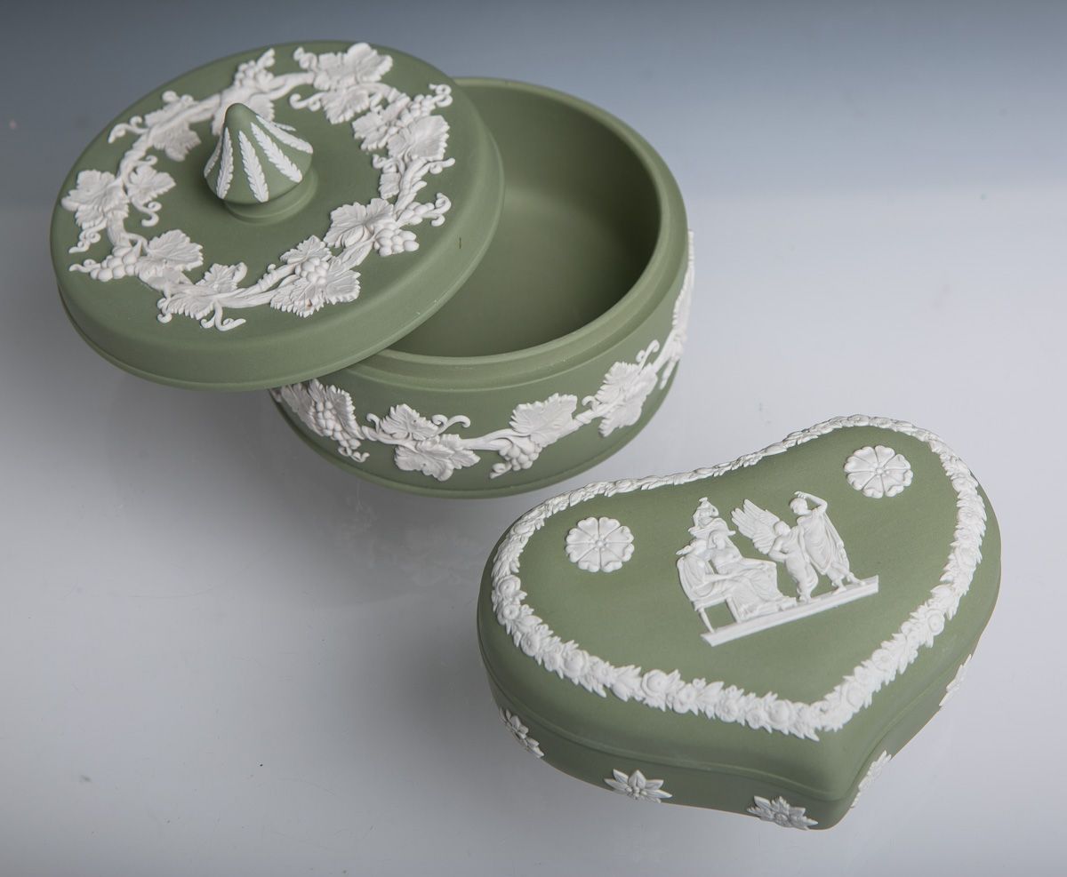 Null 2个 "Jasperware "盖罐（Wedgwood，英国），浅绿色背景，每个都有应用浮雕装饰，1个圆形，有藤蔓浮雕（长约12厘米，高约9.5厘米）&hellip;