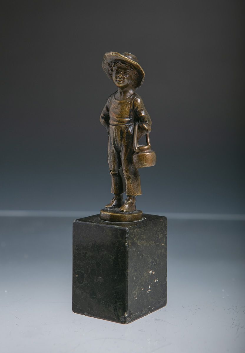 Null Koch, Erich (1924 - 2014), petit garçon avec seau d'eau, bronze patiné sur &hellip;
