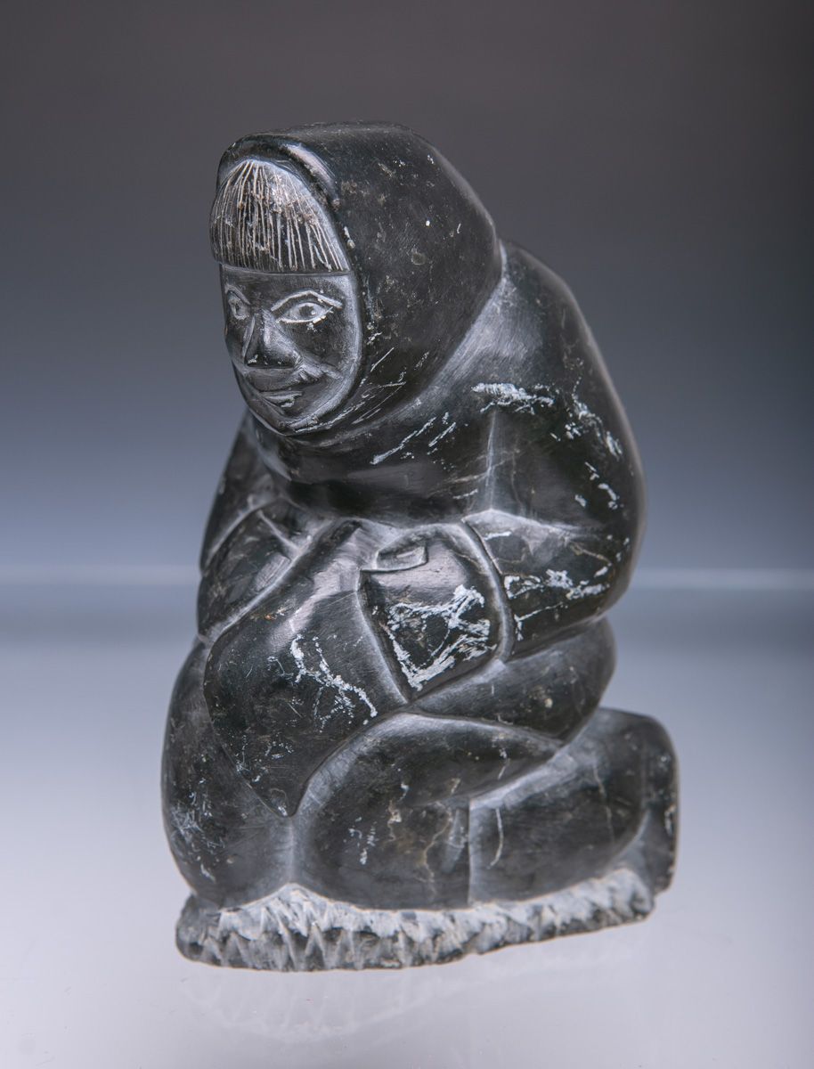 Null Sculpture inuit (probablement Canada, 1974), Inuit agenouillé, stéatite noi&hellip;