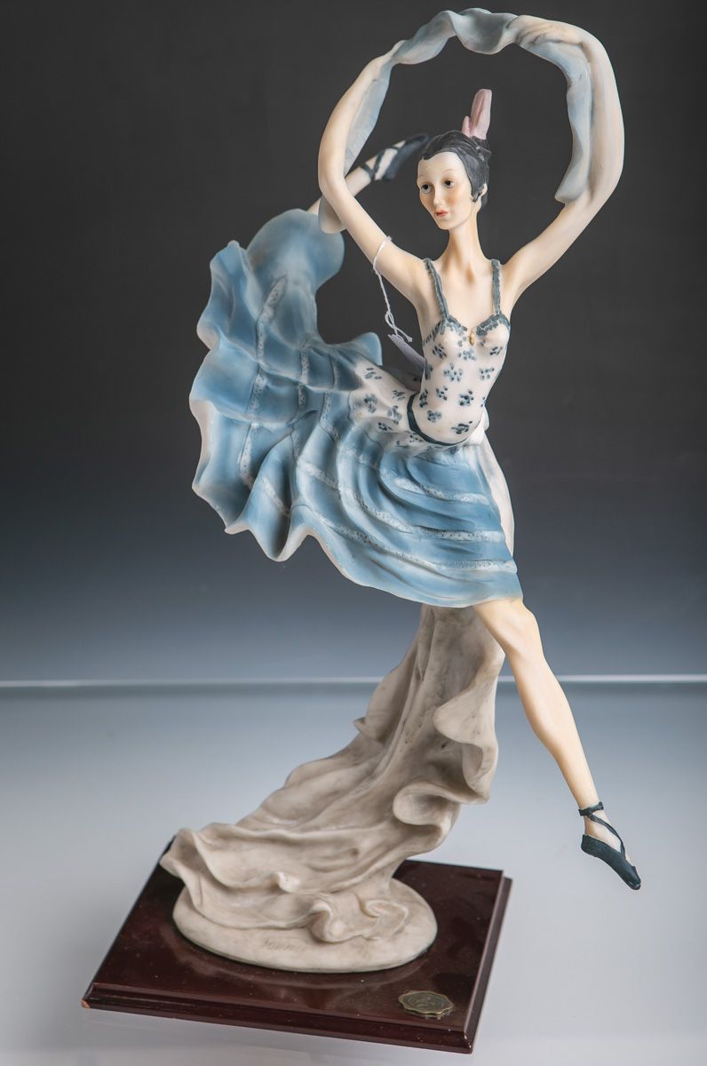 Null 大型小雕像 "芭蕾舞者"（现代），双色瓷，多色彩绘，造型底座上刻有 "Tonny"，安装在一个木质底座上，总高度约52厘米。未损坏。